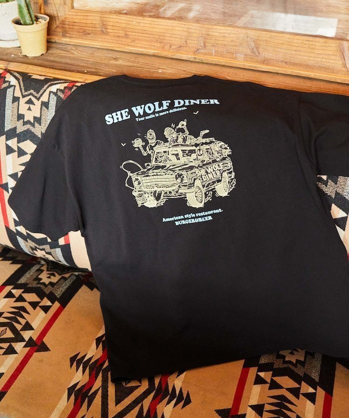 【フリークスストア/FREAK'S STORE】のSHE WOLF DINER×FREAK S STORE/シーウルフダイナー 別注 ビッグシルエット バックプリントTシャツ/CAR 【限定展開】 25SS インテリア・キッズ・メンズ・レディースファッション・服の通販 founy(ファニー) 　ファッション　Fashion　レディースファッション　WOMEN　トップス・カットソー　Tops/Tshirt　シャツ/ブラウス　Shirts/Blouses　ロング / Tシャツ　T-Shirts　バッグ　Bag　インナー　Inner　カーゴパンツ　Cargo Pants　グラフィック　Graphic　コラボ　Collaboration　シンプル　Simple　デニム　Denim　定番　Standard　人気　Popularity　ビッグ　Big　フロント　Front　プリント　Print　ボトム　Bottom　別注　Special Order　モチーフ　Motif　ワンポイント　One Point　S/S・春夏　Ss・Spring/Summer　おすすめ　Recommend　夏　Summer　2025年　2025　2025春夏・S/S　Ss,Spring/Summer,2025　ブラック|ID: prp329100004484540 ipo3291000000031967518