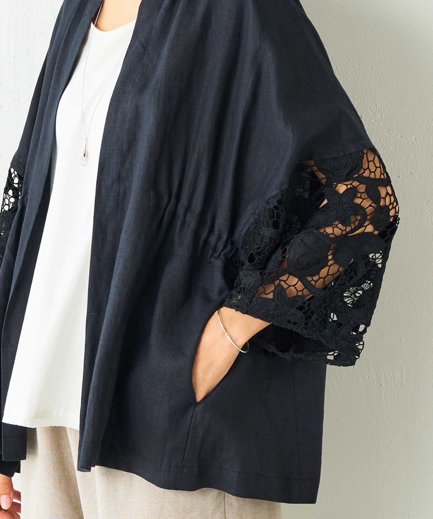【その他のブランド/Other】の袖レースリネン羽織 インテリア・キッズ・メンズ・レディースファッション・服の通販 founy(ファニー) 　ファッション　Fashion　レディースファッション　Fashion for Women　トップス・カットソー　Cut & Sew Tops　おすすめ　Recommended / Our Picks　ジャケット　Jacket, Outerwear　タンク　Tank Top, Sleeveless Top　リネン　Linen, Linen Fabric　レース　Lace, Lace Fabric　エレガント 上品　Elegant　旅行　Travel　羽織　Haori, Light Jacket　ブラック|ID: prp329100004485713 ipo3291000000032755850