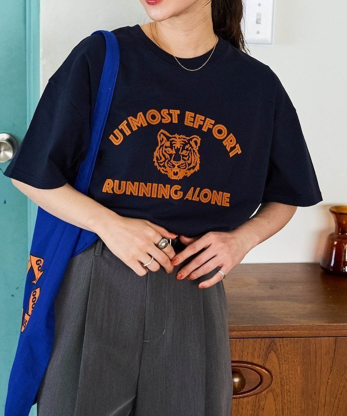 【フリークスストア/FREAK'S STORE】のアニマル カレッジ 半袖 Tシャツ【限定展開】 25SS インテリア・キッズ・メンズ・レディースファッション・服の通販 founy(ファニー) 　ファッション　Fashion　レディースファッション　Fashion for Women　トップス・カットソー　Cut & Sew Tops　シャツ・ブラウス・オフィスカジュアル　Elegant Blouses & Button-Ups　ロングTシャツ・Tシャツ　Longline T-Shirts & Tees　アニマル　Animal Print　インナー　Innerwear　カーゴパンツ　Cargo Pants, Utility Pants　キャップ　Cap, Baseball Cap　シンプル　Simple, Minimal　スニーカー　Sneakers, Trainers　デニム　Denim, Jeans Material　定番　Standard, Basic Item　人気　Popular, Best Seller　フェミニン　Feminine, Girly　プリント　Print, Printed Pattern　半袖　Short Sleeve, Half Sleeve　S/S・春夏　SS, Spring/Summer, Warm Season　おすすめ　Recommended / Our Picks　夏　Summer　2025年　2025　2025春夏・S/S　Spring/Summer 2025 SS25　ネイビー_トラ|ID: prp329100004486655 ipo3291000000032266451