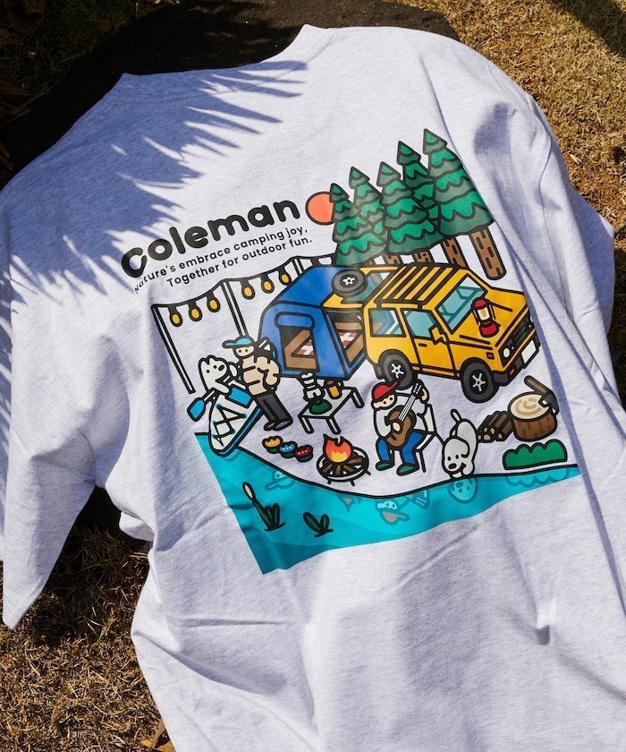 【フリークスストア/FREAK'S STORE】の別注 コールマン matsui lake sied SS TEE バックプリント クルーネック 半袖T 25SS インテリア・キッズ・メンズ・レディースファッション・服の通販 founy(ファニー) 　ファッション　Fashion　レディースファッション　Fashion for Women　トップス・カットソー　Cut & Sew Tops　バッグ　Bags　アウトドア　Outdoor Clothing　イラスト　Illustration　人気　Popular, Best Seller　フィット　Fit, Slim Fit　フロント　Front, Front Design　プリント　Print, Printed Pattern　別注　Limited Edition, Custom Order　半袖　Short Sleeve, Half Sleeve　レギュラー　Regular, Standard Fit　ワンポイント　One Point, Statement Accent　A/W・秋冬　Autumn/Winter　S/S・春夏　SS, Spring/Summer, Warm Season　おすすめ　Recommended / Our Picks　犬　Dog　夏　Summer　2025年　2025　2025春夏・S/S　Spring/Summer 2025 SS25　ライトグレー|ID: prp329100004486659 ipo3291000000033833896