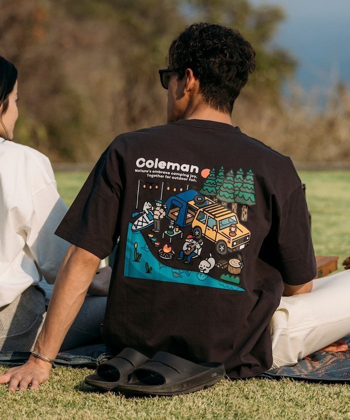 【フリークスストア/FREAK'S STORE】の別注 コールマン matsui lake sied SS TEE バックプリント クルーネック 半袖T 25SS インテリア・キッズ・メンズ・レディースファッション・服の通販 founy(ファニー) 　ファッション　Fashion　レディースファッション　Fashion for Women　トップス・カットソー　Cut & Sew Tops　バッグ　Bags　アウトドア　Outdoor Clothing　イラスト　Illustration　人気　Popular, Best Seller　フィット　Fit, Slim Fit　フロント　Front, Front Design　プリント　Print, Printed Pattern　別注　Limited Edition, Custom Order　半袖　Short Sleeve, Half Sleeve　レギュラー　Regular, Standard Fit　ワンポイント　One Point, Statement Accent　A/W・秋冬　Autumn/Winter　S/S・春夏　SS, Spring/Summer, Warm Season　おすすめ　Recommended / Our Picks　犬　Dog　夏　Summer　2025年　2025　2025春夏・S/S　Spring/Summer 2025 SS25　チャコールグレー|ID: prp329100004486659 ipo3291000000033833898