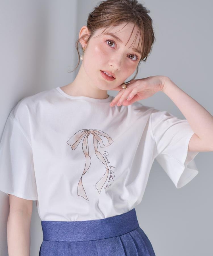 【クチュール ブローチ/Couture Brooch】の60リボンロゴプリント フレアーT インテリア・キッズ・メンズ・レディースファッション・服の通販 founy(ファニー) 　ファッション　Fashion　レディースファッション　WOMEN　ショルダー　Shoulder　シルケット　Mercerization　ドロップ　Drop　プリント　Print　リボン　Ribbon　オフホワイト|ID: prp329100004488646 ipo3291000000031645371