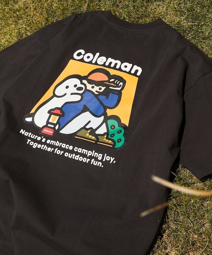 【フリークスストア/FREAK'S STORE】の別注 コールマン matsui hug II SS TEE バックプリント クルーネック 半袖T 25SS インテリア・キッズ・メンズ・レディースファッション・服の通販 founy(ファニー) 　ファッション　Fashion　レディースファッション　Fashion for Women　トップス・カットソー　Cut & Sew Tops　バッグ　Bags　アウトドア　Outdoor Clothing　イラスト　Illustration　カーゴパンツ　Cargo Pants, Utility Pants　グラフィック　Graphic, Graphic Design　サンダル　Sandals, Summer Shoes　ショーツ　Shorts, Short Pants　シンプル　Simple, Minimal　スタンダード　Standard, Basic　デニム　Denim, Jeans Material　定番　Standard, Basic Item　人気　Popular, Best Seller　バランス　Balance, Style Balance　フィット　Fit, Slim Fit　フロント　Front, Front Design　プリント　Print, Printed Pattern　ボトム　Bottoms, Lower Wear　別注　Limited Edition, Custom Order　半袖　Short Sleeve, Half Sleeve　モチーフ　Motif, Design Theme　レギュラー　Regular, Standard Fit　S/S・春夏　SS, Spring/Summer, Warm Season　おすすめ　Recommended / Our Picks　犬　Dog　夏　Summer　2025年　2025　2025春夏・S/S　Spring/Summer 2025 SS25　チャコールグレー|ID: prp329100004488657 ipo3291000000033623296