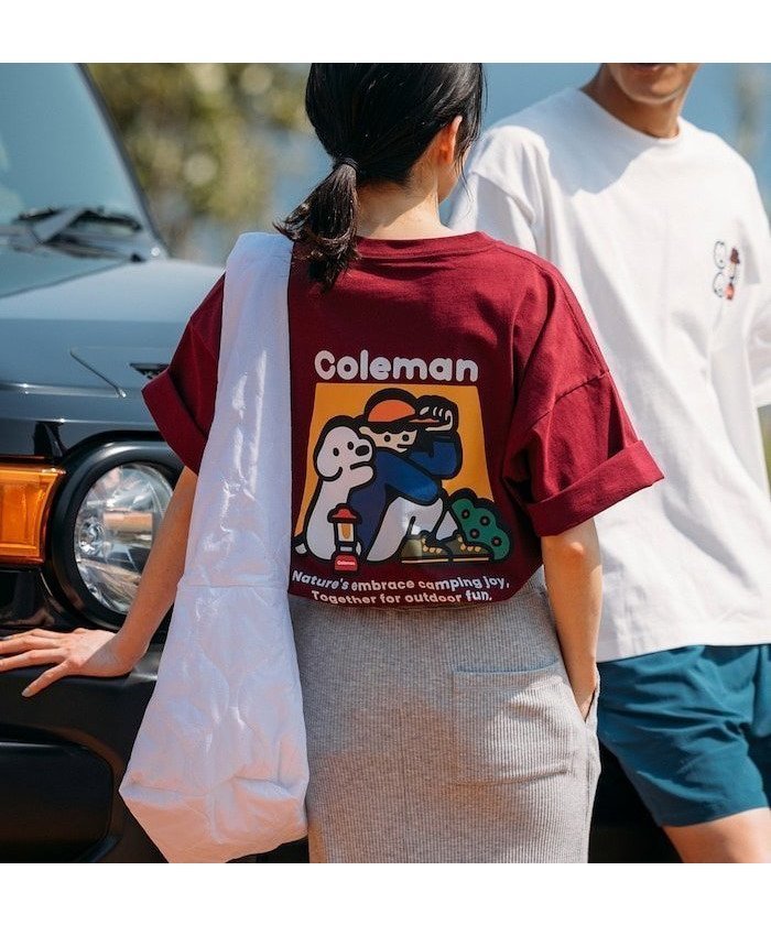 【フリークスストア/FREAK'S STORE】の別注 コールマン matsui hug II SS TEE バックプリント クルーネック 半袖T 25SS インテリア・キッズ・メンズ・レディースファッション・服の通販 founy(ファニー) 　ファッション　Fashion　レディースファッション　Fashion for Women　トップス・カットソー　Cut & Sew Tops　バッグ　Bags　アウトドア　Outdoor Clothing　イラスト　Illustration　カーゴパンツ　Cargo Pants, Utility Pants　グラフィック　Graphic, Graphic Design　サンダル　Sandals, Summer Shoes　ショーツ　Shorts, Short Pants　シンプル　Simple, Minimal　スタンダード　Standard, Basic　デニム　Denim, Jeans Material　定番　Standard, Basic Item　人気　Popular, Best Seller　バランス　Balance, Style Balance　フィット　Fit, Slim Fit　フロント　Front, Front Design　プリント　Print, Printed Pattern　ボトム　Bottoms, Lower Wear　別注　Limited Edition, Custom Order　半袖　Short Sleeve, Half Sleeve　モチーフ　Motif, Design Theme　レギュラー　Regular, Standard Fit　S/S・春夏　SS, Spring/Summer, Warm Season　おすすめ　Recommended / Our Picks　犬　Dog　夏　Summer　2025年　2025　2025春夏・S/S　Spring/Summer 2025 SS25　ワインレッド|ID: prp329100004488657 ipo3291000000033623297