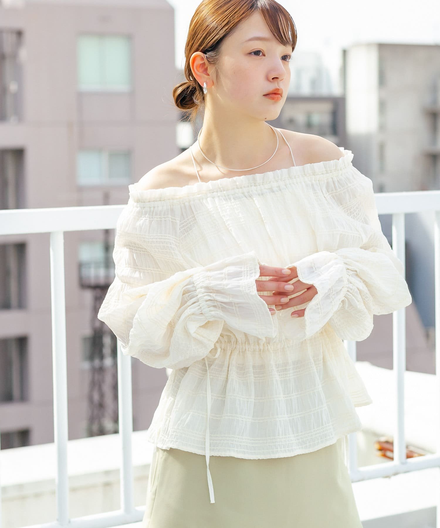 【ケービーエフ/KBF / URBAN RESEARCH】の2WAYオフショルブラウス インテリア・キッズ・メンズ・レディースファッション・服の通販 founy(ファニー) 　ファッション　Fashion　レディースファッション　WOMEN　トップス・カットソー　Tops/Tshirt　シャツ/ブラウス　Shirts/Blouses　2025年　2025　2025春夏・S/S　Ss,Spring/Summer,2025　インナー　Inner　オフショルダー　Off Shoulder　サロペット　Overalls　シャーリング　Shirring　ボトム　Bottom　夏　Summer　S/S・春夏　Ss・Spring/Summer　OFF|ID: prp329100004489903 ipo3291000000031989735