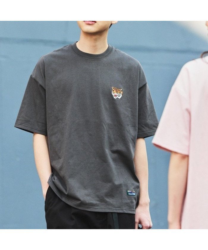 【フリークスストア/FREAK'S STORE】のリラックスフィット ワンポイント アニマル刺繍 クルーネックTシャツ 【限定展開】 25SS インテリア・キッズ・メンズ・レディースファッション・服の通販 founy(ファニー) 　ファッション　Fashion　レディースファッション　WOMEN　トップス・カットソー　Tops/Tshirt　シャツ/ブラウス　Shirts/Blouses　ロング / Tシャツ　T-Shirts　2025年　2025　2025春夏・S/S　Ss,Spring/Summer,2025　おすすめ　Recommend　アニマル　Animal　シンプル　Simple　デニム　Denim　トレンド　Trend　ネコ　Cat　バランス　Balance　ビッグ　Big　フィット　Fit　フレア　Flare　ボトム　Bottom　リラックス　Relax　ワンポイント　One Point　人気　Popularity　夏　Summer　定番　Standard　S/S・春夏　Ss・Spring/Summer　スミクロ-Tiger|ID: prp329100004490625 ipo3291000000031744369