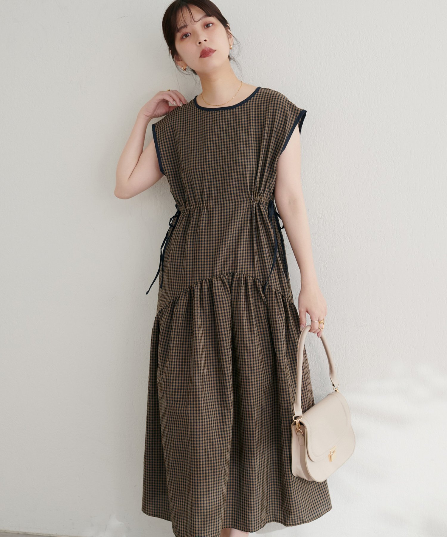 【ナチュラルクチュール/natural couture】のドロストデザインチェック柄ワンピース インテリア・キッズ・メンズ・レディースファッション・服の通販 founy(ファニー) 　ファッション　Fashion　レディースファッション　Fashion for Women　ワンピース　Dresses　エアリー　Airy Texture　カーディガン　Cardigan, Knitwear　ギャザー　Gathered, Ruffled　シアー　Sheer, See-Through　ジャケット　Jacket, Outerwear　チェック　Check, Plaid, Tartan　トレンド　Trend, Trending Now　ノースリーブ　Sleeveless, No-Sleeve　羽織　Haori, Light Jacket　リゾート　Resort, Vacation Style　リネン　Linen, Linen Fabric　おすすめ　Recommended / Our Picks　夏　Summer　エレガント 上品　Elegant　2025年　2025　2025春夏・S/S　Spring/Summer 2025 SS25　キャメル|ID: prp329100004491375 ipo3291000000033234709