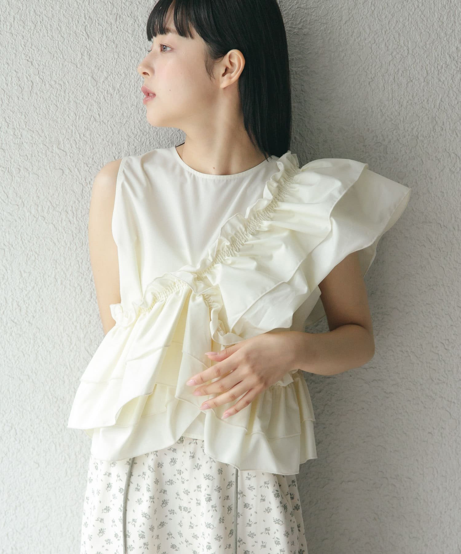 【ケービーエフ/KBF / URBAN RESEARCH】のマルチWAYクロスフリルブラウス インテリア・キッズ・メンズ・レディースファッション・服の通販 founy(ファニー) 　ファッション　Fashion　レディースファッション　Fashion for Women　トップス・カットソー　Cut & Sew Tops　シャツ・ブラウス・オフィスカジュアル　Elegant Blouses & Button-Ups　2025年　2025　2025春夏・S/S　Spring/Summer 2025 SS25　おすすめ　Recommended / Our Picks　スラックス　Slacks, Dress Pants　デニム　Denim, Jeans Material　トレンド　Trend, Trending Now　フリル　Frill, Ruffle　夏　Summer　定番　Standard, Basic Item　S/S・春夏　SS, Spring/Summer, Warm Season　IVORY|ID: prp329100004496967 ipo3291000000032755012