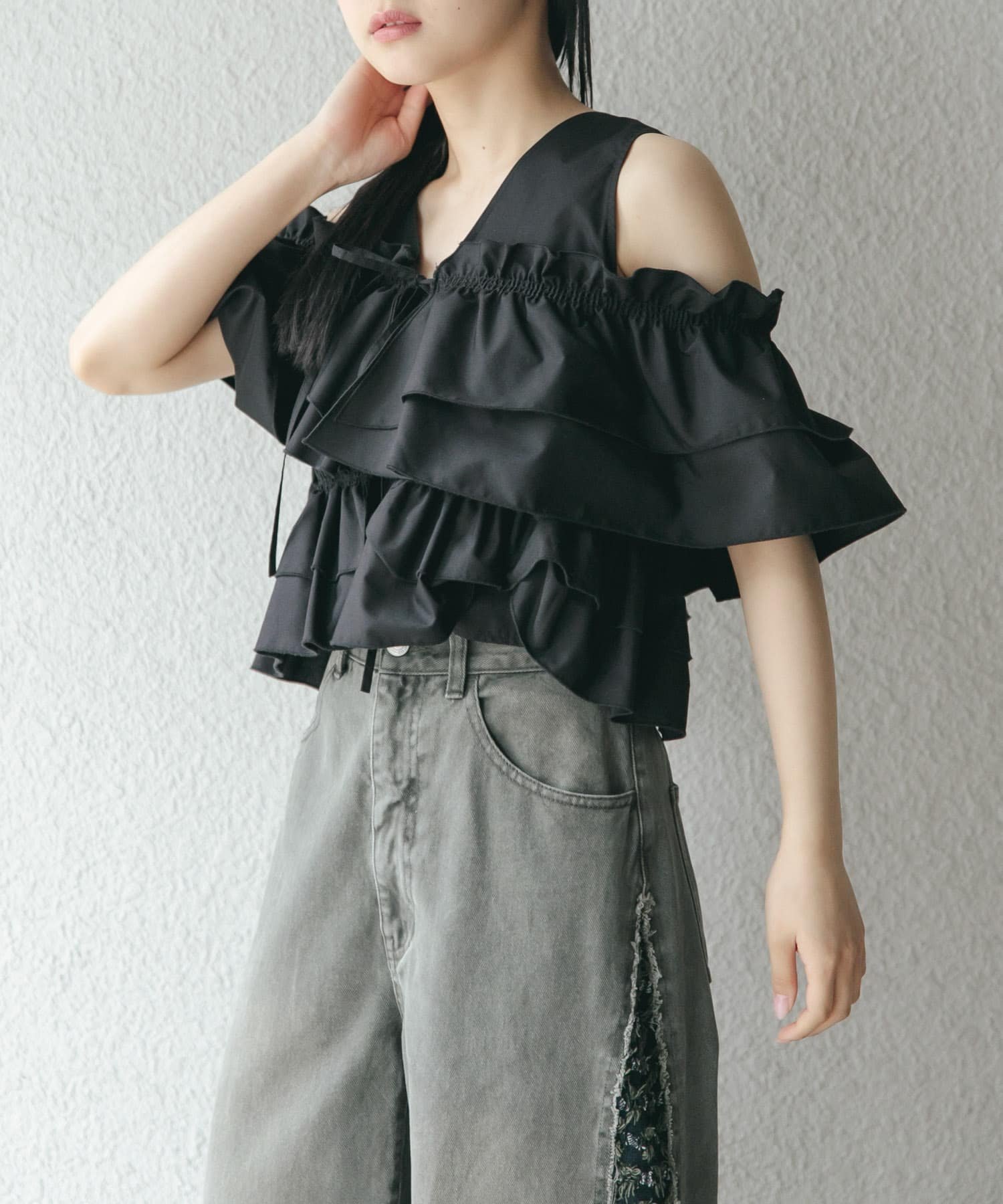 【ケービーエフ/KBF / URBAN RESEARCH】のマルチWAYクロスフリルブラウス インテリア・キッズ・メンズ・レディースファッション・服の通販 founy(ファニー) 　ファッション　Fashion　レディースファッション　Fashion for Women　トップス・カットソー　Cut & Sew Tops　シャツ・ブラウス・オフィスカジュアル　Elegant Blouses & Button-Ups　2025年　2025　2025春夏・S/S　Spring/Summer 2025 SS25　おすすめ　Recommended / Our Picks　スラックス　Slacks, Dress Pants　デニム　Denim, Jeans Material　トレンド　Trend, Trending Now　フリル　Frill, Ruffle　夏　Summer　定番　Standard, Basic Item　S/S・春夏　SS, Spring/Summer, Warm Season　BLACK|ID: prp329100004496967 ipo3291000000032755013