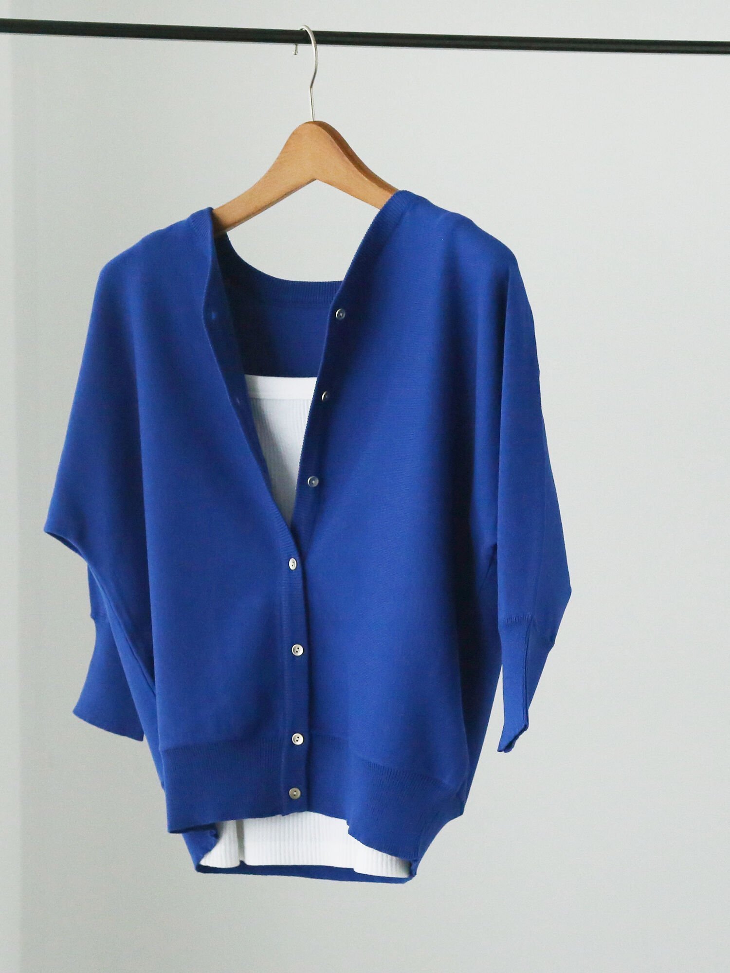【テチチ/Te chichi】の前後2WAYドルマンVネックカーディガン インテリア・キッズ・メンズ・レディースファッション・服の通販 founy(ファニー) 　ファッション　Fashion　レディースファッション　WOMEN　トップス・カットソー　Tops/Tshirt　カーディガン　Cardigans　Vネック　V-Neck　カーディガン　Cardigan　シンプル　Simple　メタル　Metal　無地　Plain Color　ブルー|ID: prp329100004497339 ipo3291000000031726642