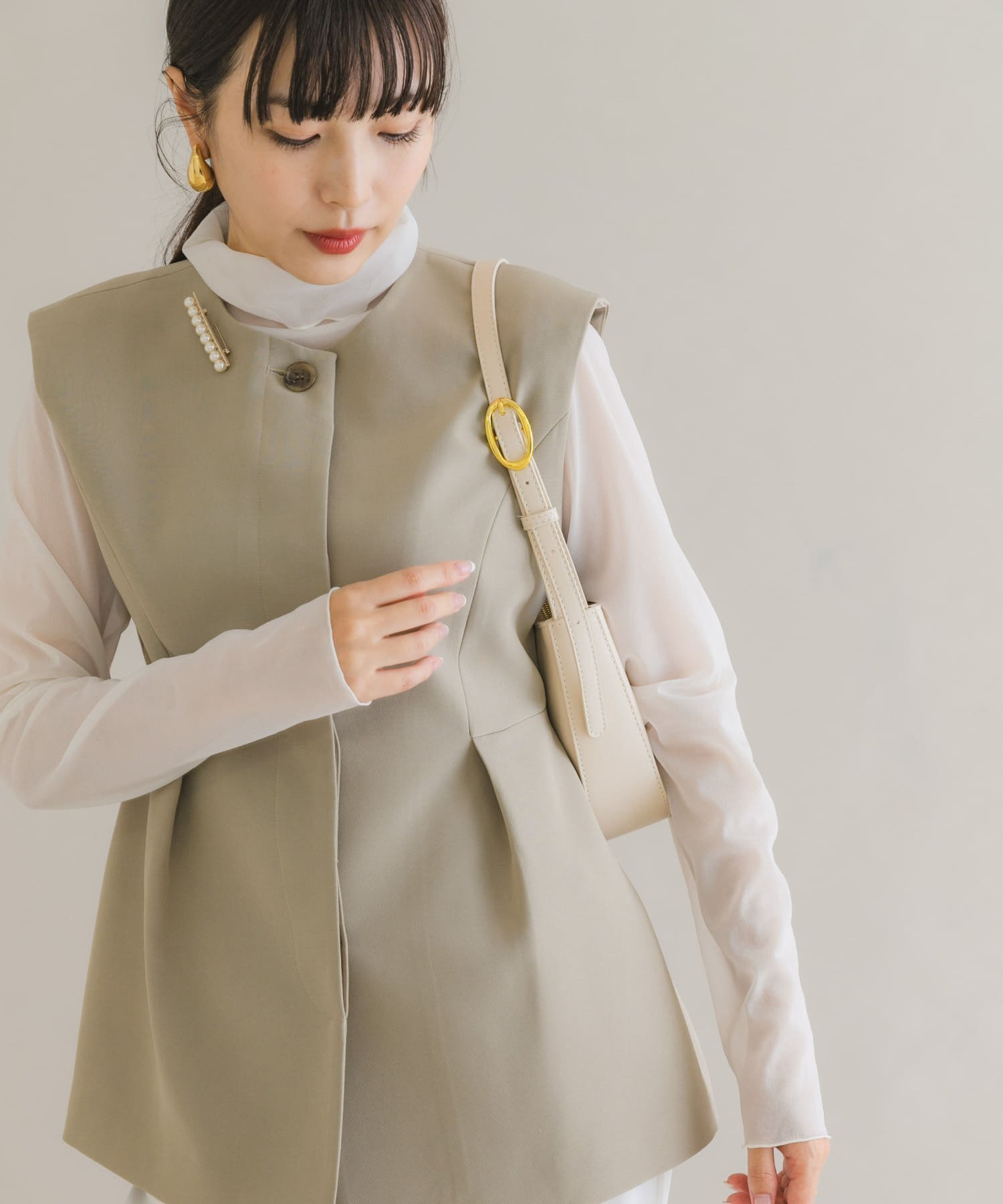 【アーバンリサーチ ロッソ/URBAN RESEARCH ROSSO】のF by ROSSO ノーカラーペプラムジレ インテリア・キッズ・メンズ・レディースファッション・服の通販 founy(ファニー) 　ファッション　Fashion　レディースファッション　WOMEN　アウター　Coat Outerwear　トップス・カットソー　Tops/Tshirt　ベスト/ジレ　Gilets/Vests　2025年　2025　2025春夏・S/S　Ss,Spring/Summer,2025　オケージョン　Occasion　ショルダー　Shoulder　ブローチ　Brooch　ペプラム　Peplum　マニッシュ　Mannish　夏　Summer　S/S・春夏　Ss・Spring/Summer　BEIGE|ID: prp329100004498319 ipo3291000000031734337