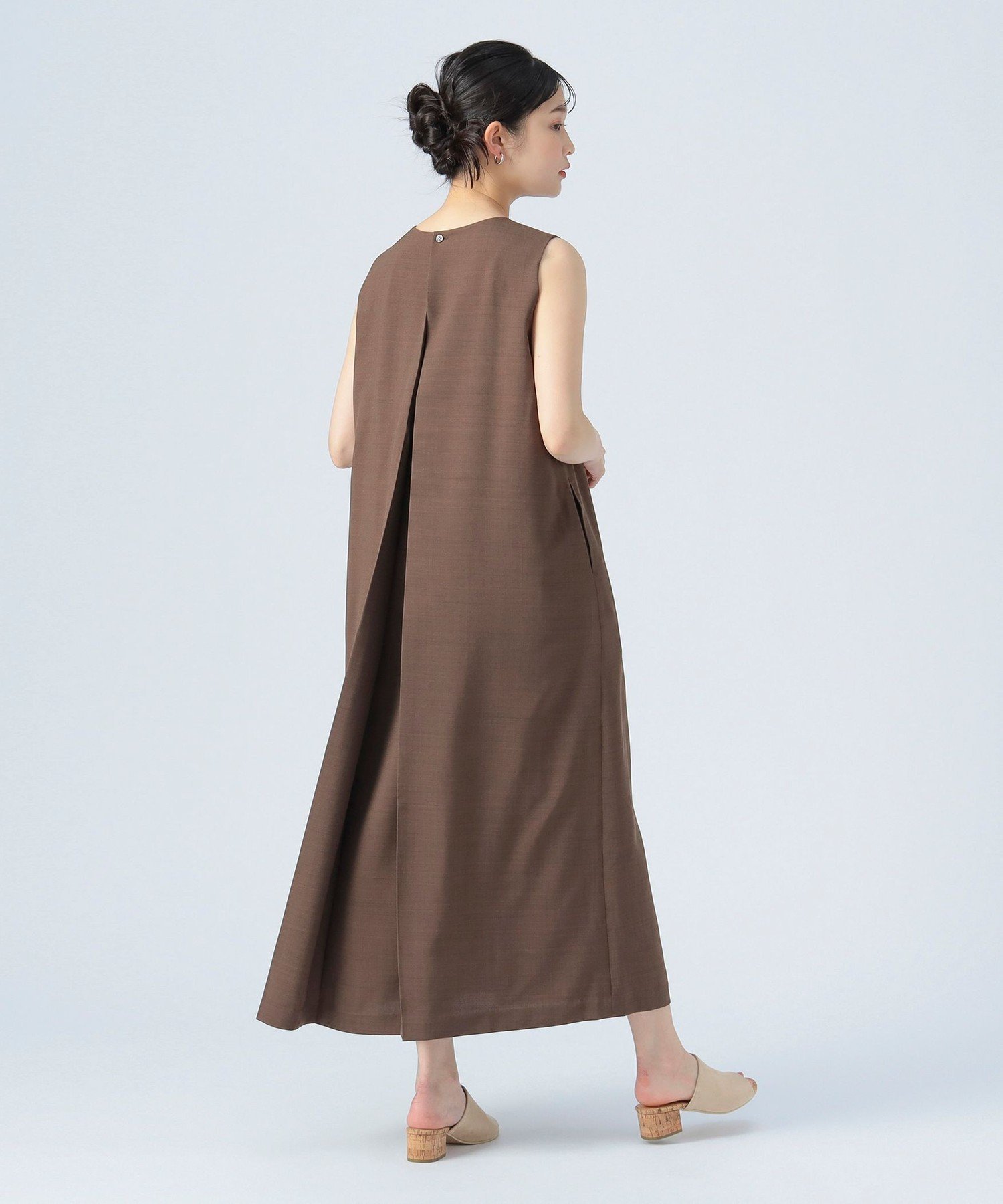 【ビームス ハート/BEAMS HEART】のノースリーブ バックタック ワンピース 25SS インテリア・キッズ・メンズ・レディースファッション・服の通販 founy(ファニー) 　ファッション　Fashion　レディースファッション　Fashion for Women　ワンピース　Dresses　ギャザー　Gathered, Ruffled　ギンガム　Gingham, Gingham Fabric　ジャケット　Jacket, Outerwear　スタイリッシュ　Stylish, Fashionable　スリーブ　Sleeve, Long Sleeve / Short Sleeve　ノースリーブ　Sleeveless, No-Sleeve　人気　Popular, Best Seller　ハイネック　High Neck, Mock Neck　ビッグ　Big, Oversized　フレア　Flare, Flared　フレンチ　French, French Style　フロント　Front, Front Design　プリーツ　Pleats, Pleated　レース　Lace, Lace Fabric　おすすめ　Recommended / Our Picks　夏　Summer　エレガント 上品　Elegant　2025年　2025　2025春夏・S/S　Spring/Summer 2025 SS25　BROWN|ID: prp329100004498451 ipo3291000000032708957
