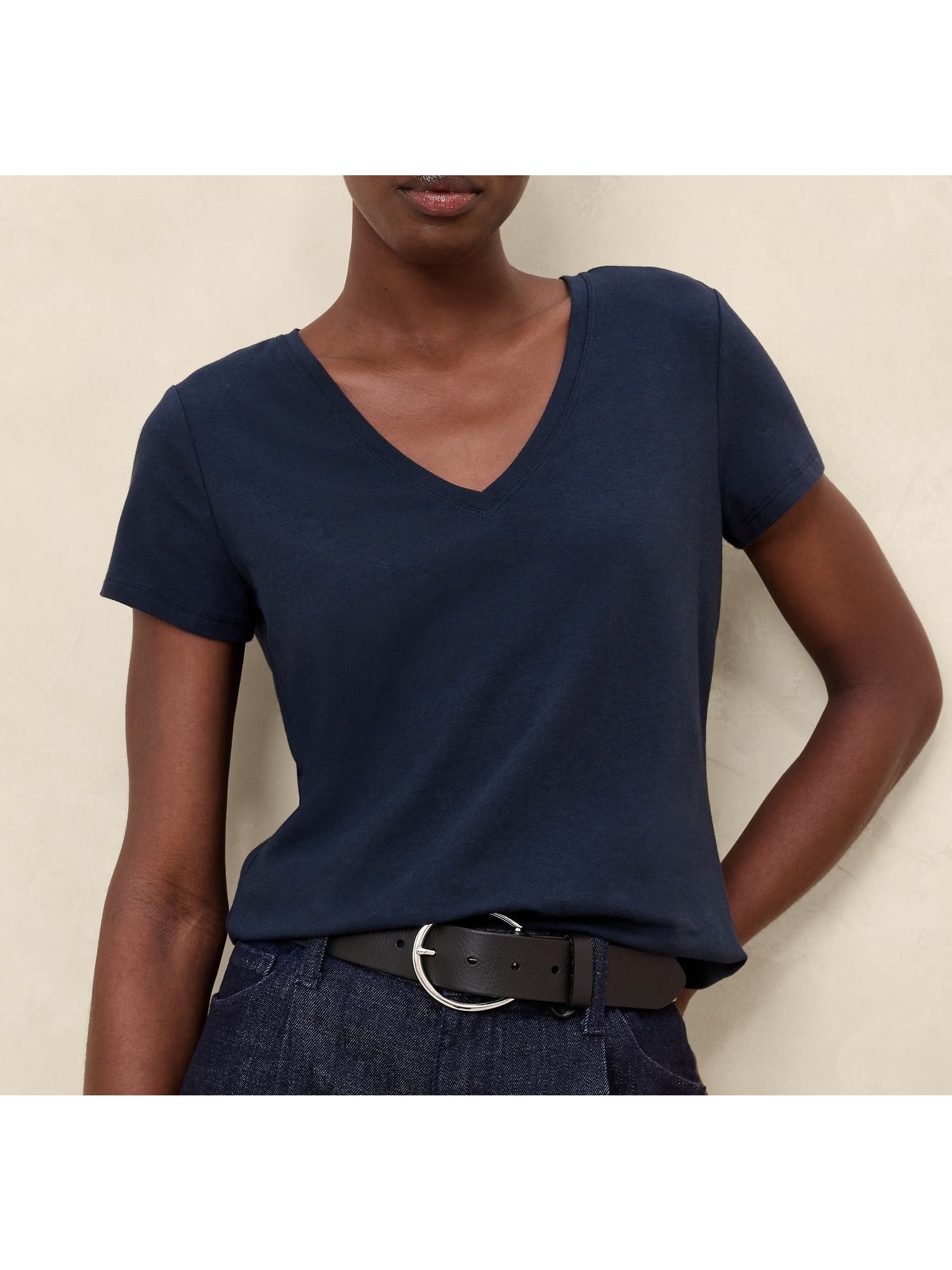 【バナナリパブリック ファクトリーストア/BANANA REPUBLIC FACTORY STORE】のBANANA REPUBLIC FACTORY STORE VネックタイムレスTシャツ インテリア・キッズ・メンズ・レディースファッション・服の通販 founy(ファニー) 　ファッション　Fashion　レディースファッション　Fashion for Women　トップス・カットソー　Cut & Sew Tops　シャツ・ブラウス・オフィスカジュアル　Elegant Blouses & Button-Ups　ロングTシャツ・Tシャツ　Longline T-Shirts & Tees　Vネックトップス　V-Neck Tops / V-Cut Neckline Shirts　フォルム　Silhouette, Form　ベーシック　Basic, Essential　BLUE_GALAXY|ID: prp329100004499472 ipo3291000000033502184