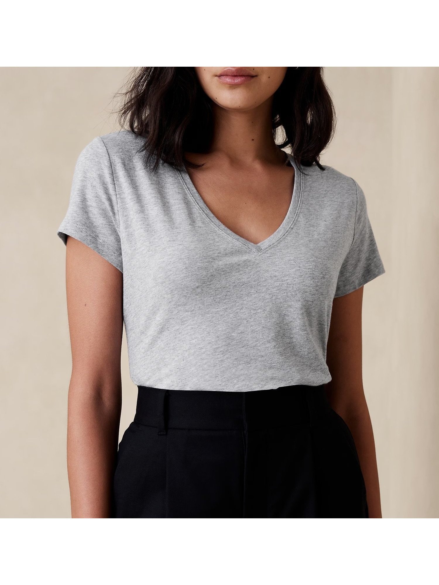 【バナナリパブリック ファクトリーストア/BANANA REPUBLIC FACTORY STORE】のBANANA REPUBLIC FACTORY STORE VネックタイムレスTシャツ インテリア・キッズ・メンズ・レディースファッション・服の通販 founy(ファニー) 　ファッション　Fashion　レディースファッション　Fashion for Women　トップス・カットソー　Cut & Sew Tops　シャツ・ブラウス・オフィスカジュアル　Elegant Blouses & Button-Ups　ロングTシャツ・Tシャツ　Longline T-Shirts & Tees　Vネックトップス　V-Neck Tops / V-Cut Neckline Shirts　フォルム　Silhouette, Form　ベーシック　Basic, Essential　HEATHER_GREY|ID: prp329100004499472 ipo3291000000033502186