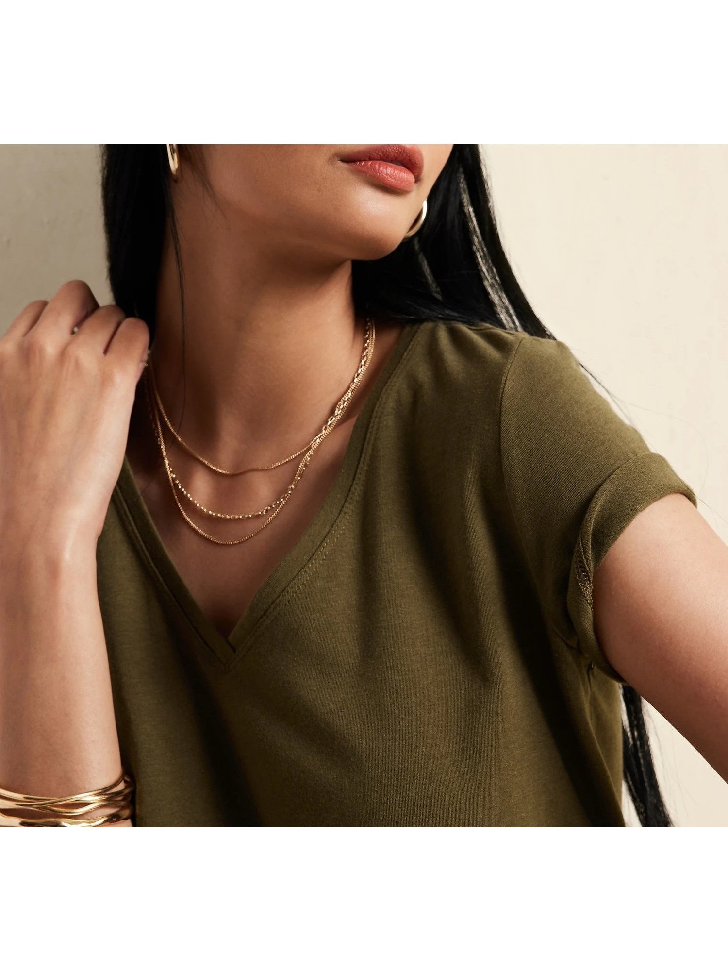 【バナナリパブリック ファクトリーストア/BANANA REPUBLIC FACTORY STORE】のBANANA REPUBLIC FACTORY STORE VネックタイムレスTシャツ インテリア・キッズ・メンズ・レディースファッション・服の通販 founy(ファニー) 　ファッション　Fashion　レディースファッション　Fashion for Women　トップス・カットソー　Cut & Sew Tops　シャツ・ブラウス・オフィスカジュアル　Elegant Blouses & Button-Ups　ロングTシャツ・Tシャツ　Longline T-Shirts & Tees　Vネックトップス　V-Neck Tops / V-Cut Neckline Shirts　フォルム　Silhouette, Form　ベーシック　Basic, Essential　NEW_HERITAGE_OLIVE|ID: prp329100004499472 ipo3291000000033502187