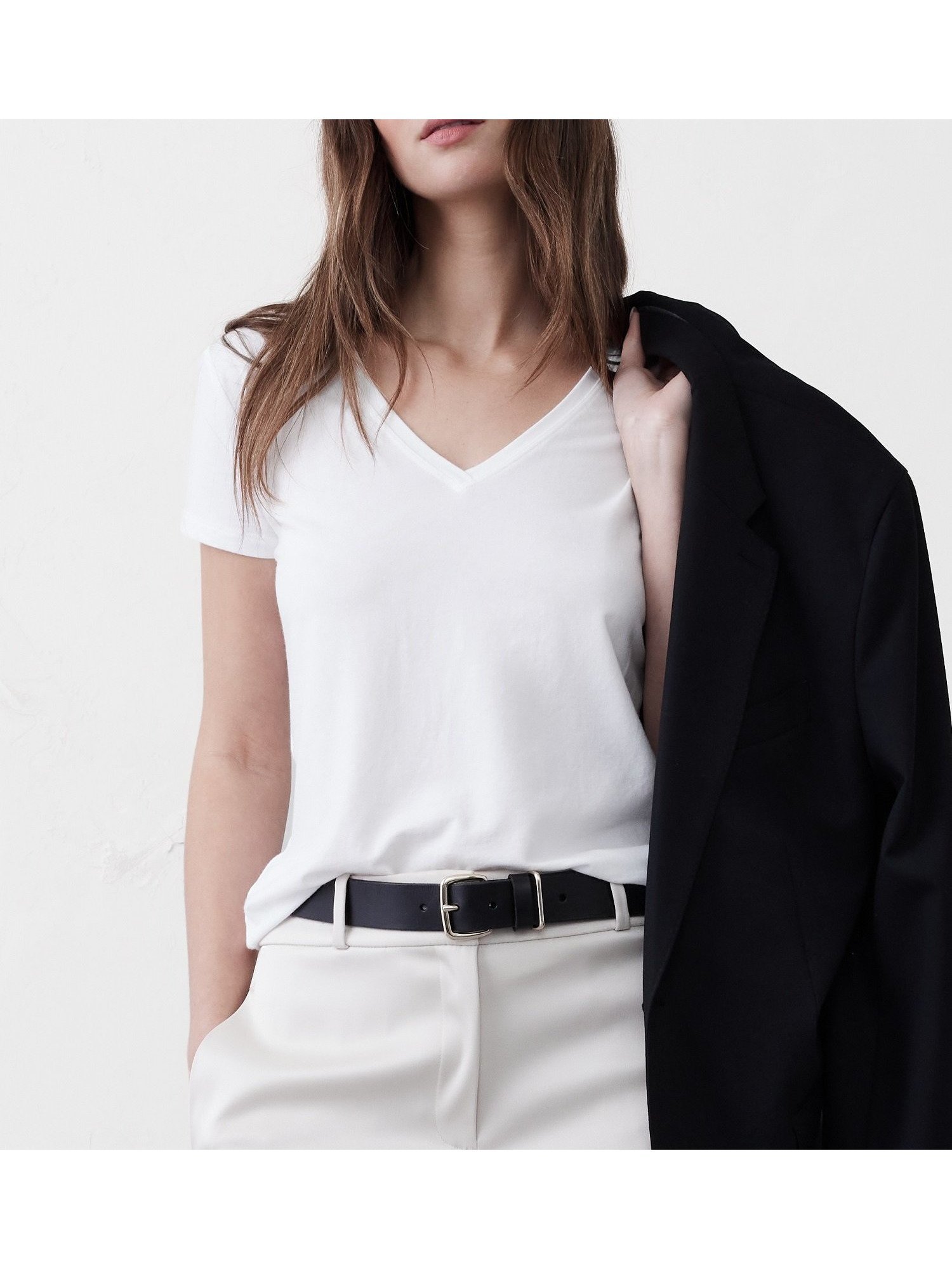 【バナナリパブリック ファクトリーストア/BANANA REPUBLIC FACTORY STORE】のBANANA REPUBLIC FACTORY STORE VネックタイムレスTシャツ インテリア・キッズ・メンズ・レディースファッション・服の通販 founy(ファニー) 　ファッション　Fashion　レディースファッション　Fashion for Women　トップス・カットソー　Cut & Sew Tops　シャツ・ブラウス・オフィスカジュアル　Elegant Blouses & Button-Ups　ロングTシャツ・Tシャツ　Longline T-Shirts & Tees　Vネックトップス　V-Neck Tops / V-Cut Neckline Shirts　フォルム　Silhouette, Form　ベーシック　Basic, Essential　WHITE|ID: prp329100004499472 ipo3291000000033502188