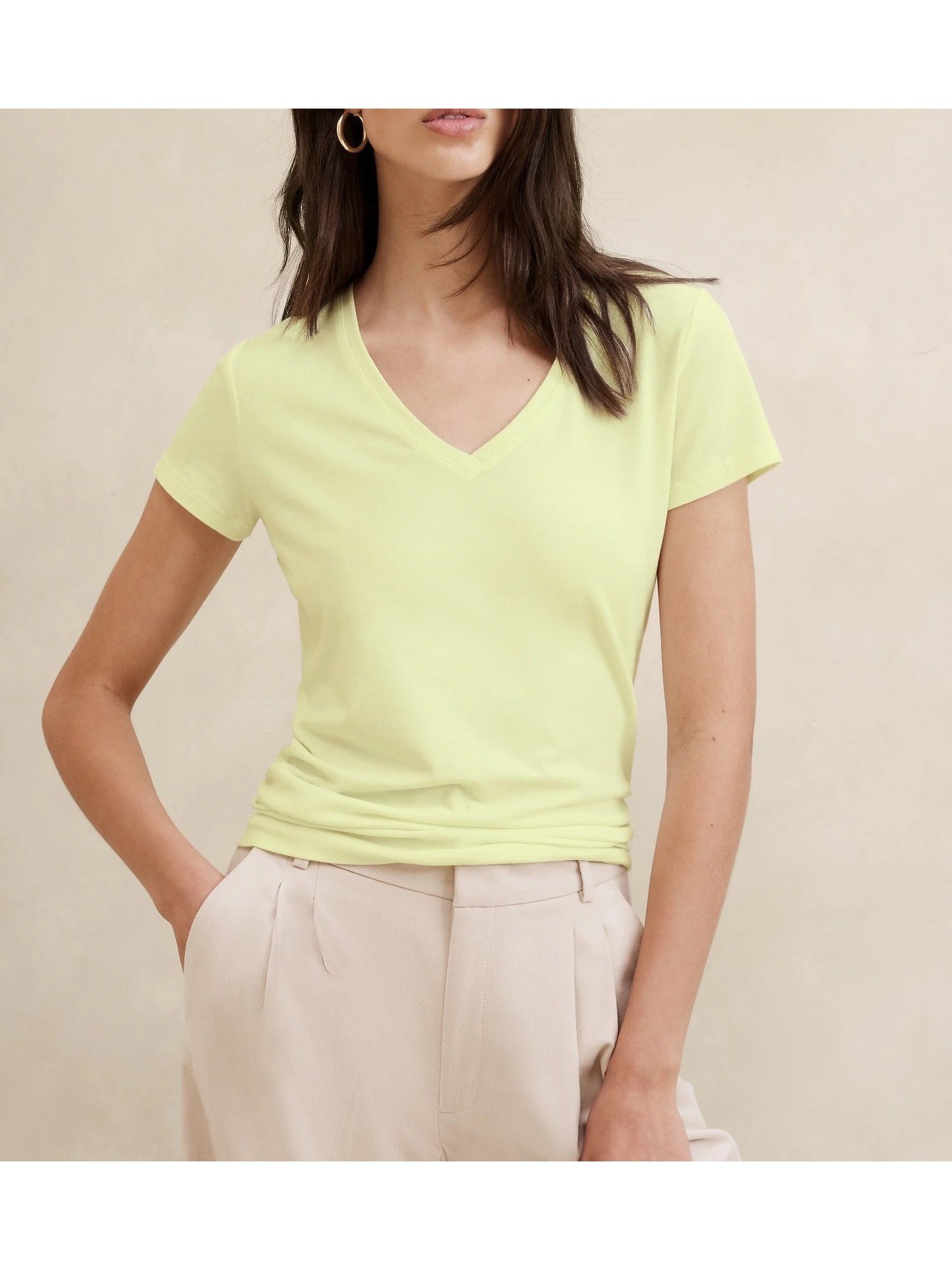 【バナナリパブリック ファクトリーストア/BANANA REPUBLIC FACTORY STORE】のBANANA REPUBLIC FACTORY STORE VネックタイムレスTシャツ インテリア・キッズ・メンズ・レディースファッション・服の通販 founy(ファニー) 　ファッション　Fashion　レディースファッション　Fashion for Women　トップス・カットソー　Cut & Sew Tops　シャツ・ブラウス・オフィスカジュアル　Elegant Blouses & Button-Ups　ロングTシャツ・Tシャツ　Longline T-Shirts & Tees　Vネックトップス　V-Neck Tops / V-Cut Neckline Shirts　フォルム　Silhouette, Form　ベーシック　Basic, Essential　LEMON_ICE|ID: prp329100004499472 ipo3291000000033502189