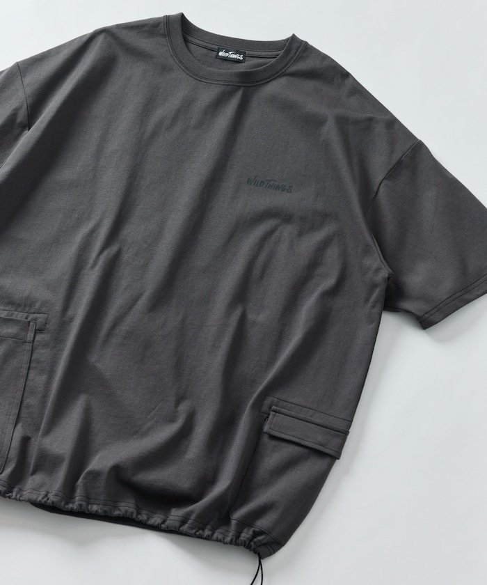 【その他のブランド/Other】のWILD THINGS×FREAK S STORE/ワイルドシングス 別注 ビッグシルエット サイドポケット クルーネック Tシャツ 【限定展開】 25SS インテリア・キッズ・メンズ・レディースファッション・服の通販 founy(ファニー) 　ファッション　Fashion　メンズファッション　Fashion for Men　2025年　2025　2025春夏・S/S　Spring/Summer 2025 SS25　おすすめ　Recommended / Our Picks　アウトドア　Outdoor Clothing　カーゴパンツ　Cargo Pants, Utility Pants　ショーツ　Shorts, Short Pants　デニム　Denim, Jeans Material　トレンド　Trend, Trending Now　ドローコード　Drawcord, Drawstring Cord　バランス　Balance, Style Balance　ビッグ　Big, Oversized　フィット　Fit, Slim Fit　ボトム　Bottoms, Lower Wear　ポケット　Pocket, Pocket Detail　リラックス　Relax, Relaxed Fit　ワイド　Wide, Wide Fit　人気　Popular, Best Seller　別注　Limited Edition, Custom Order　夏　Summer　定番　Standard, Basic Item　S/S・春夏　SS, Spring/Summer, Warm Season　チャコールグレー|ID: prp329100004500476 ipo3291000000032484308