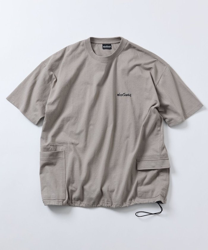 【その他のブランド/Other】のWILD THINGS×FREAK S STORE/ワイルドシングス 別注 ビッグシルエット サイドポケット クルーネック Tシャツ 【限定展開】 25SS インテリア・キッズ・メンズ・レディースファッション・服の通販 founy(ファニー) 　ファッション　Fashion　メンズファッション　Fashion for Men　2025年　2025　2025春夏・S/S　Spring/Summer 2025 SS25　おすすめ　Recommended / Our Picks　アウトドア　Outdoor Clothing　カーゴパンツ　Cargo Pants, Utility Pants　ショーツ　Shorts, Short Pants　デニム　Denim, Jeans Material　トレンド　Trend, Trending Now　ドローコード　Drawcord, Drawstring Cord　バランス　Balance, Style Balance　ビッグ　Big, Oversized　フィット　Fit, Slim Fit　ボトム　Bottoms, Lower Wear　ポケット　Pocket, Pocket Detail　リラックス　Relax, Relaxed Fit　ワイド　Wide, Wide Fit　人気　Popular, Best Seller　別注　Limited Edition, Custom Order　夏　Summer　定番　Standard, Basic Item　S/S・春夏　SS, Spring/Summer, Warm Season　グレージュ|ID: prp329100004500476 ipo3291000000032484311