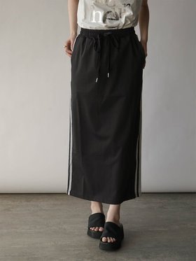 【ラシュッド/LASUD】のライントラックスカート 人気、トレンドファッション・服の通販 founy(ファニー) ファッション Fashion レディースファッション Fashion for Women スカート Skirts シャイニー Shiny, Glossy Finish ジップ Zip, Zipper スウェット / スエット Sweatshirt, Sweatwear スポーツ Sports, Activewear スリット Slit, Slit Detail トレンド Trend, Trending Now フェミニン Feminine, Girly ミックス Mix, Mixed Style |ID:prp329100004500826
