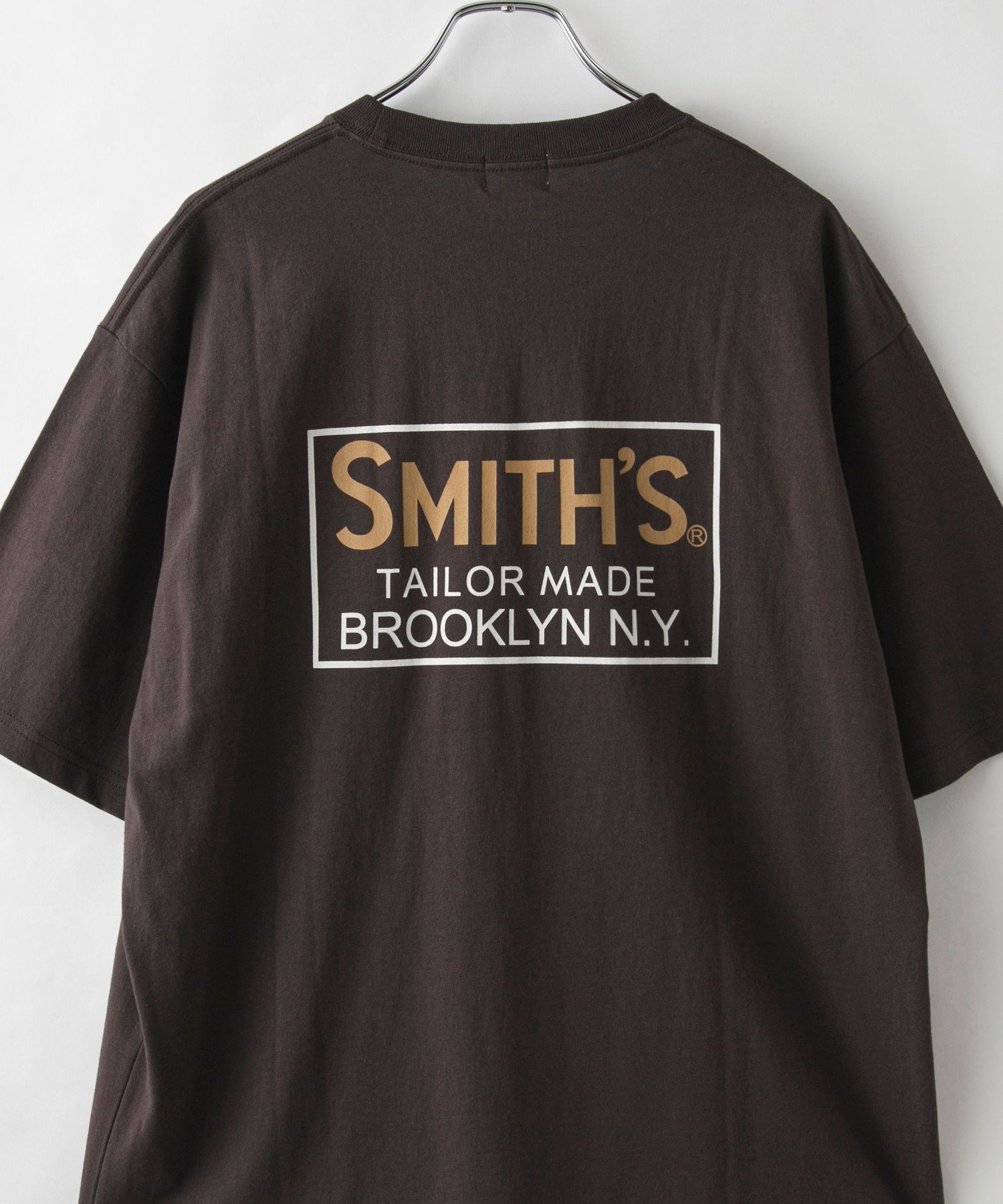 【コーエン メン/COEN / MEN】のSMITH S(スミス)別注ロゴプリントポケットTシャツ インテリア・キッズ・メンズ・レディースファッション・服の通販 founy(ファニー) 　ファッション　Fashion　メンズファッション　MEN　アメリカン　American　トレンド　Trend　ドロップ　Drop　ニューヨーク　New York　人気　Popularity　フロント　Front　プリント　Print　ベーシック　Basic　ボックス　Box　別注　Special Order　リゾート　Resort　リラックス　Relax　ルーズ　Loose　ワンポイント　One Point　ワーク　Work　おすすめ　Recommend　DK.BROWN|ID: prp329100004503008 ipo3291000000031990701