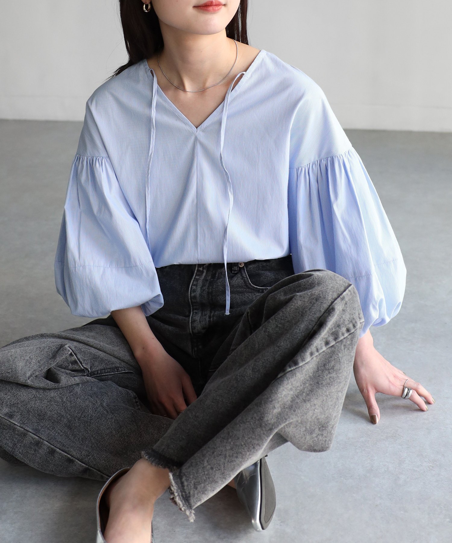 【リベリー/Riberry】のバルーンスリーブ前後2WAYブラウス インテリア・キッズ・メンズ・レディースファッション・服の通販 founy(ファニー) 　ファッション　Fashion　レディースファッション　WOMEN　トップス・カットソー　Tops/Tshirt　シャツ/ブラウス　Shirts/Blouses　おすすめ　Recommend　シンプル　Simple　スラックス　Slacks　スリット　Slit　スリーブ　Sleeve　タイトスカート　Tight Skirt　デニム　Denim　バルーン　Balloon　ビジネス 仕事 通勤　Business　ブルーストライプ|ID: prp329100004504902 ipo3291000000032295631