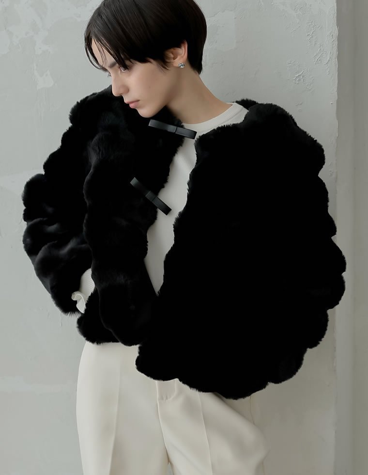 【リエディ/Re:EDIT】のブロックフェイクファーリボン付ショートコート インテリア・キッズ・メンズ・レディースファッション・服の通販 founy(ファニー) 　ファッション　Fashion　レディースファッション　WOMEN　アウター　Coat Outerwear　コート　Coats　おすすめ　Recommend　ウェーブ　Wave　ショート　Short　デニム　Denim　ドレス　Dress　フェイクファー　Faux Fur　フォーマル　Formal　フロント　Front　モチーフ　Motif　リボン　Ribbon　ワイド　Wide　ブラック|ID: prp329100004505337 ipo3291000000031797756