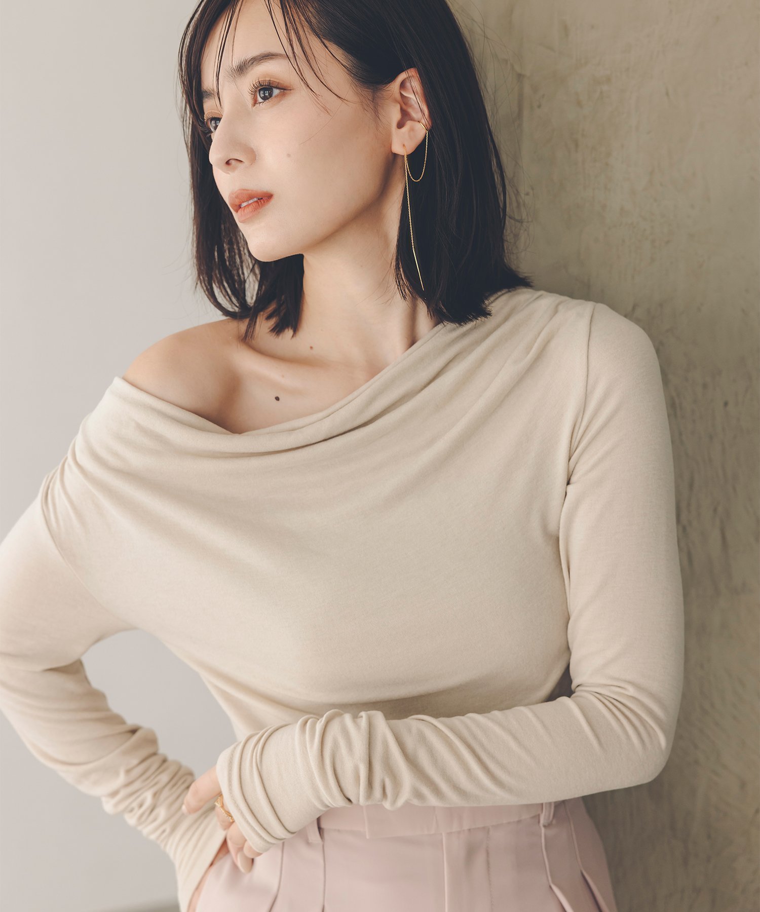 【アニュアンス/anuans】のギャザードレープカットトップス インテリア・キッズ・メンズ・レディースファッション・服の通販 founy(ファニー) 　ファッション　Fashion　レディースファッション　Fashion for Women　トップス・カットソー　Cut & Sew Tops　おすすめ　Recommended / Our Picks　ギャザー　Gathered, Ruffled　ショルダー　Shoulder, Shoulder Strap　BEIGE|ID: prp329100004506860 ipo3291000000032721494