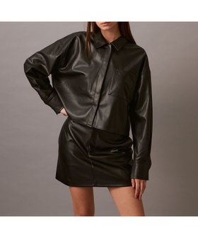 【カルバンクライン/Calvin Klein】の【公式ショップ】 カルバンクライン フェイクレザークロップドシャツ Calvin Klein Jeans J225044 人気、トレンドファッション・服の通販 founy(ファニー) ファッション Fashion レディースファッション Fashion for Women トップス・カットソー Cut & Sew Tops シャツ・ブラウス・オフィスカジュアル Elegant Blouses & Button-Ups クロップド Cropped, Short Length コンパクト Compact, Small Size バランス Balance, Style Balance ポケット Pocket, Pocket Detail |ID:prp329100004507621