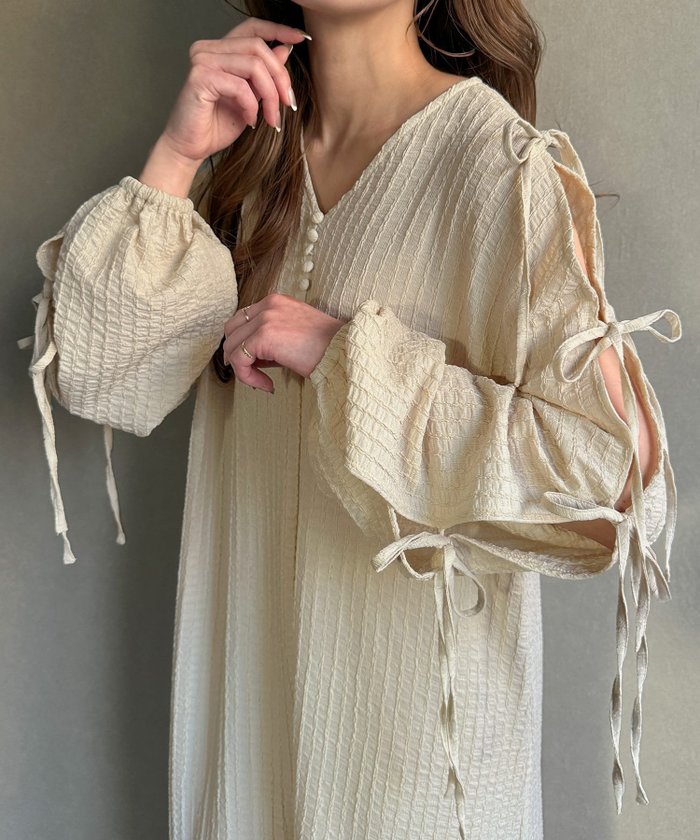 【ジュノア/JUNOAH】の袖スリットリボン付けワンピース インテリア・キッズ・メンズ・レディースファッション・服の通販 founy(ファニー) https://founy.com/ ファッション Fashion レディースファッション WOMEN ワンピース Dress スリット Slit リボン Ribbon |ID: prp329100004510238 ipo3291000000031990959