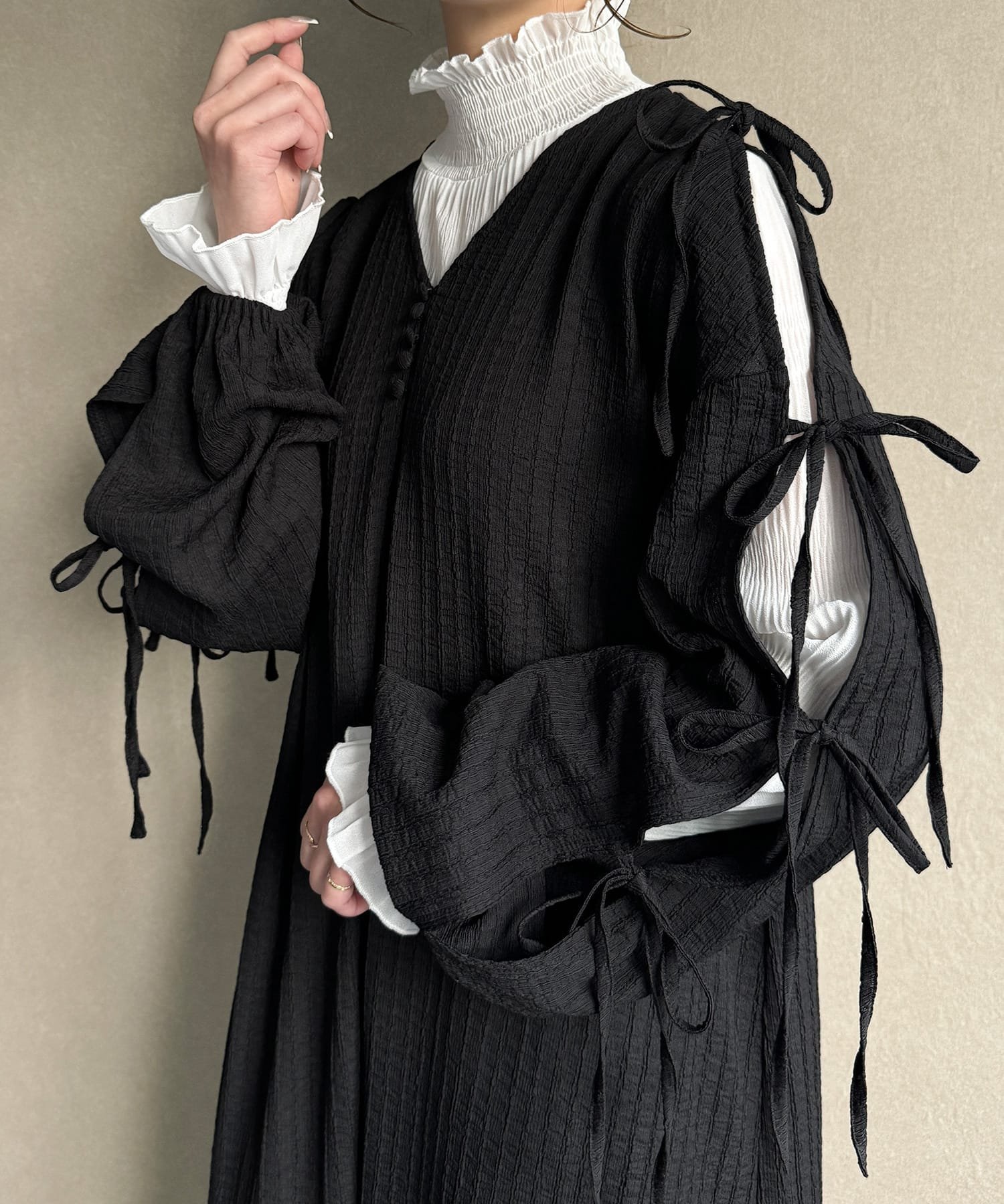【ジュノア/JUNOAH】の袖スリットリボン付けワンピース インテリア・キッズ・メンズ・レディースファッション・服の通販 founy(ファニー) 　ファッション　Fashion　レディースファッション　WOMEN　ワンピース　Dress　スリット　Slit　リボン　Ribbon　ブラック|ID: prp329100004510238 ipo3291000000031990962