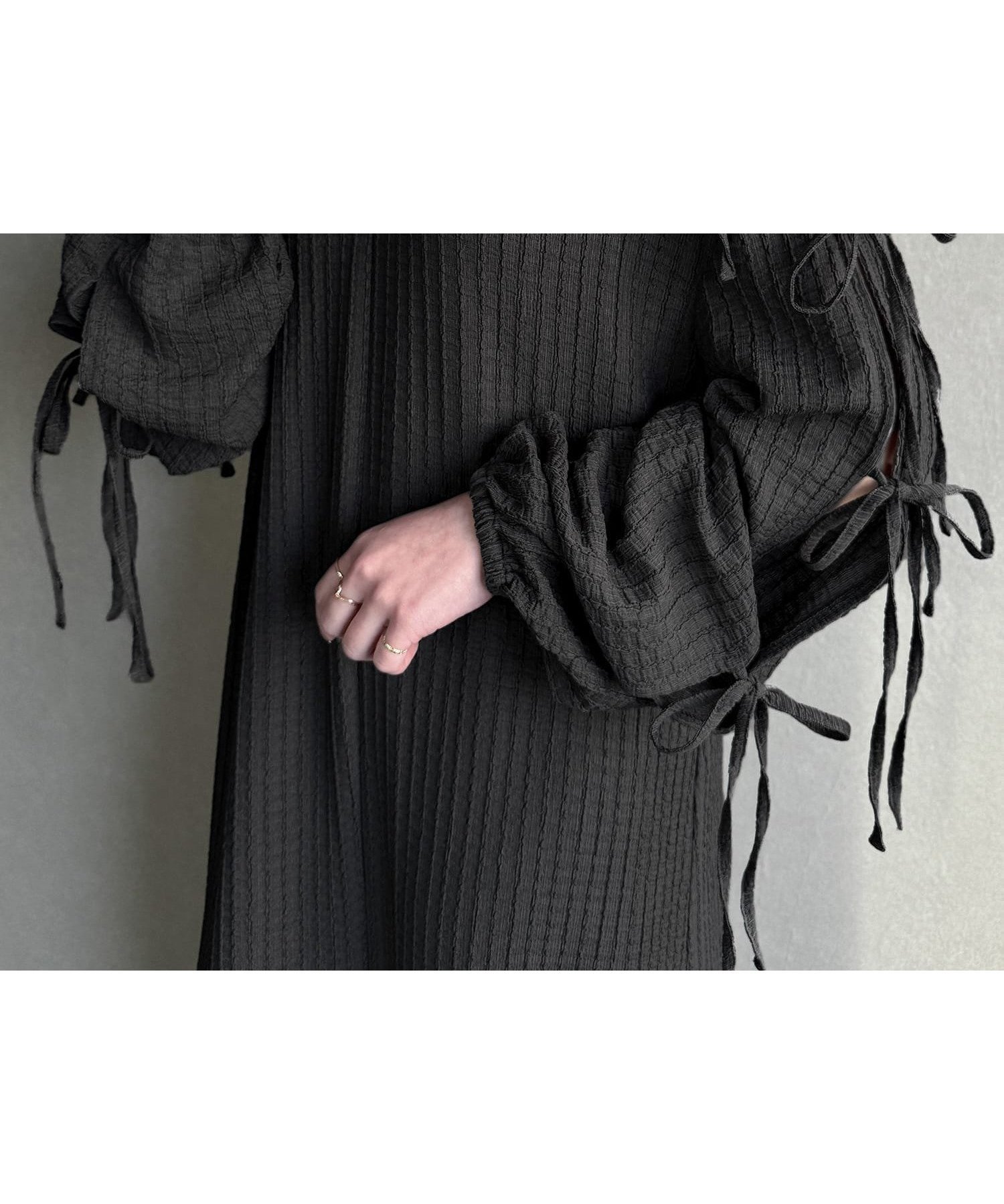 【ジュノア/JUNOAH】の袖スリットリボン付けワンピース インテリア・キッズ・メンズ・レディースファッション・服の通販 founy(ファニー) 　ファッション　Fashion　レディースファッション　WOMEN　ワンピース　Dress　スリット　Slit　リボン　Ribbon　チャコール|ID: prp329100004510238 ipo3291000000031990964