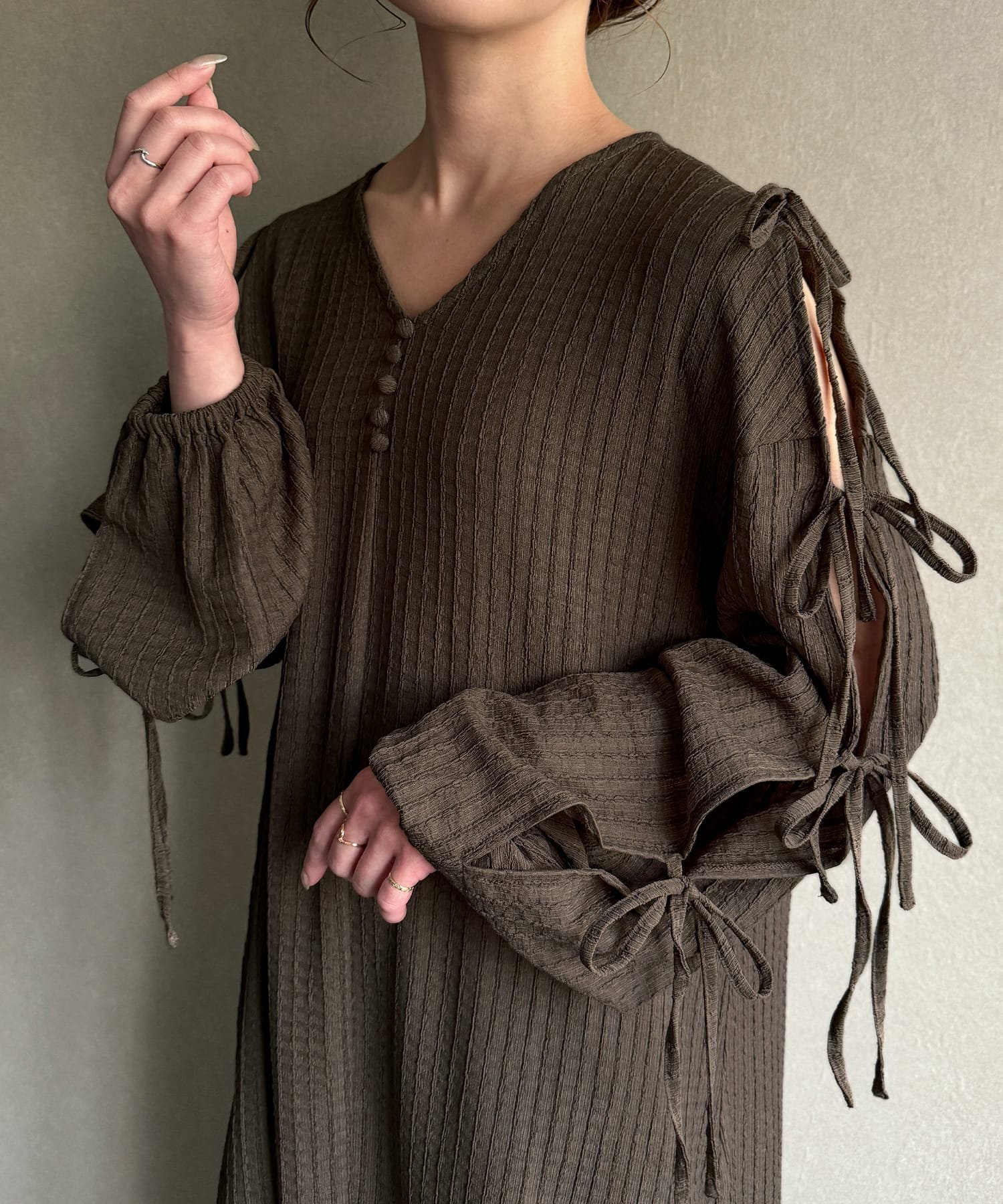 【ジュノア/JUNOAH】の袖スリットリボン付けワンピース インテリア・キッズ・メンズ・レディースファッション・服の通販 founy(ファニー) 　ファッション　Fashion　レディースファッション　WOMEN　ワンピース　Dress　スリット　Slit　リボン　Ribbon　モカ|ID: prp329100004510238 ipo3291000000031990968