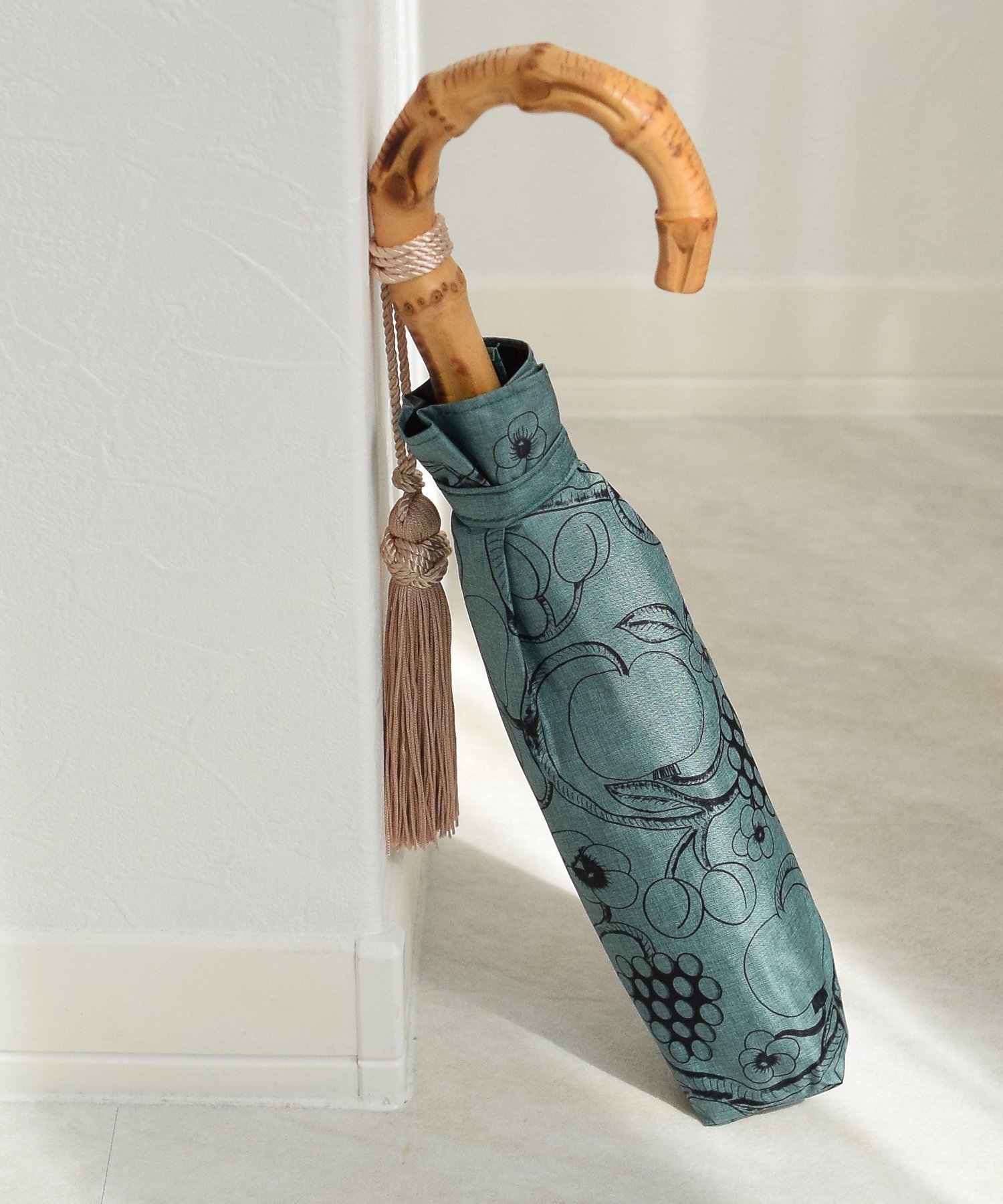 【ウタタネ/utatane】のutatane*Kuovi 100%完全遮光日傘 折りたたみ 3段55cm インテリア・キッズ・メンズ・レディースファッション・服の通販 founy(ファニー) 　ファッション　Fashion　レディースファッション　WOMEN　傘 / レイングッズ　Umbrellas/Rainwear　グラス　Glass　コーティング　Coating　傘　Umbrella　シャンブレー　Chambray　ダメージ　Damage　日傘　Parasol　ラップ　Wrap　jade green|ID: prp329100004510427 ipo3291000000032253758