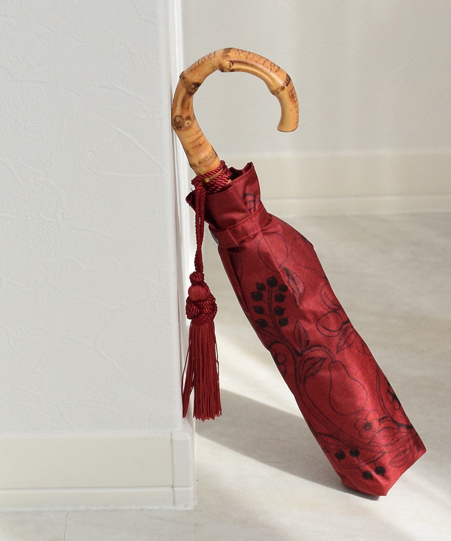 【ウタタネ/utatane】のutatane*Kuovi 100%完全遮光日傘 折りたたみ 3段55cm インテリア・キッズ・メンズ・レディースファッション・服の通販 founy(ファニー) 　ファッション　Fashion　レディースファッション　WOMEN　傘 / レイングッズ　Umbrellas/Rainwear　グラス　Glass　コーティング　Coating　傘　Umbrella　シャンブレー　Chambray　ダメージ　Damage　日傘　Parasol　ラップ　Wrap　deep red|ID: prp329100004510427 ipo3291000000032253763
