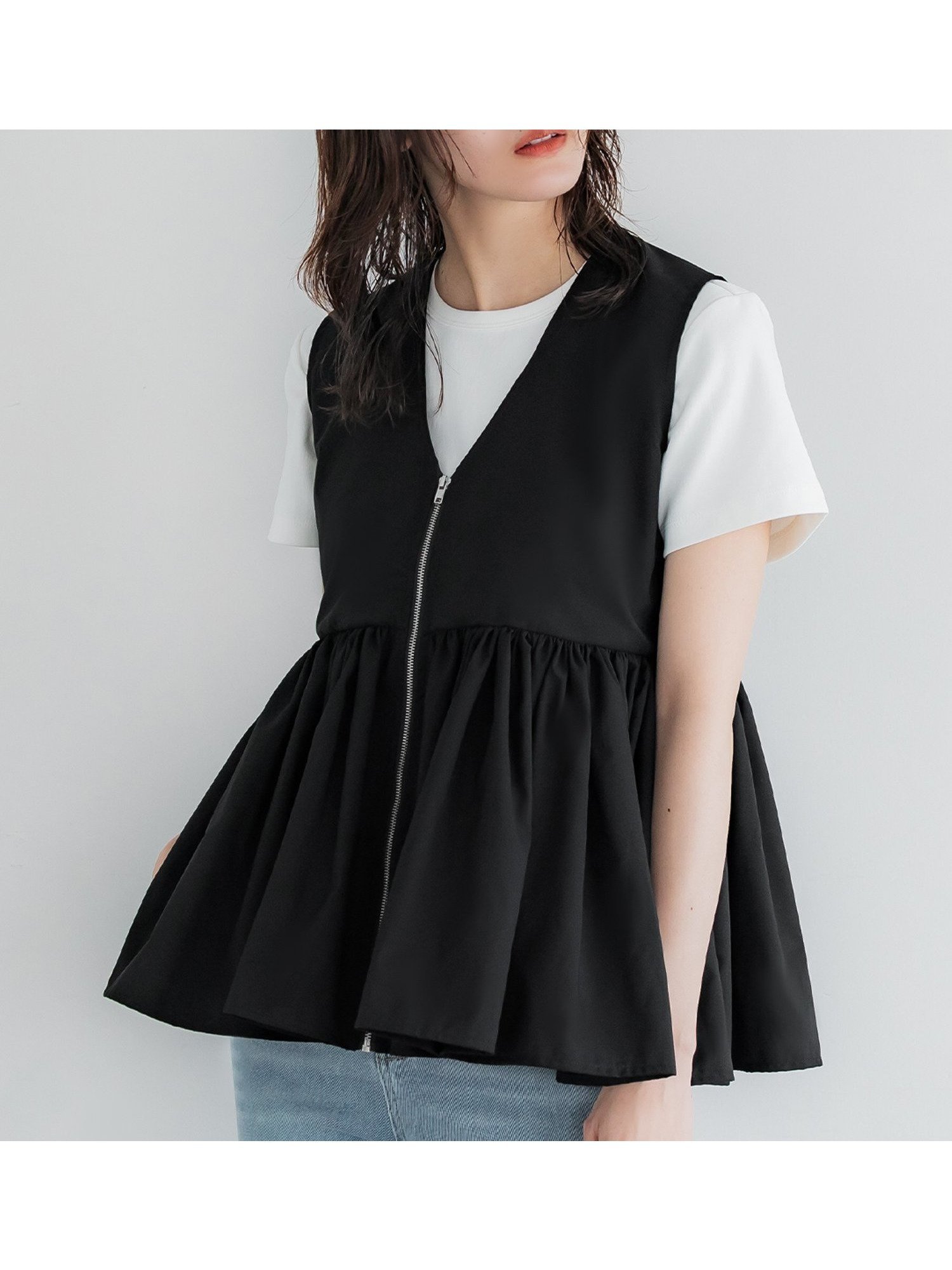 【コカ/COCA】のVネックギャザーベスト インテリア・キッズ・メンズ・レディースファッション・服の通販 founy(ファニー) 　ファッション　Fashion　レディースファッション　WOMEN　アウター　Coat Outerwear　トップス・カットソー　Tops/Tshirt　ベスト/ジレ　Gilets/Vests　Vネック　V-Neck　カットソー　Cut And Sew　ギャザー　Gather　軽量　Lightweight　シンプル　Simple　フェミニン　Feminine　フレア　Flare　ベスト　Vest　ポケット　Pocket　おすすめ　Recommend　エレガント 上品　Elegant　Black|ID: prp329100004510612 ipo3291000000031972763