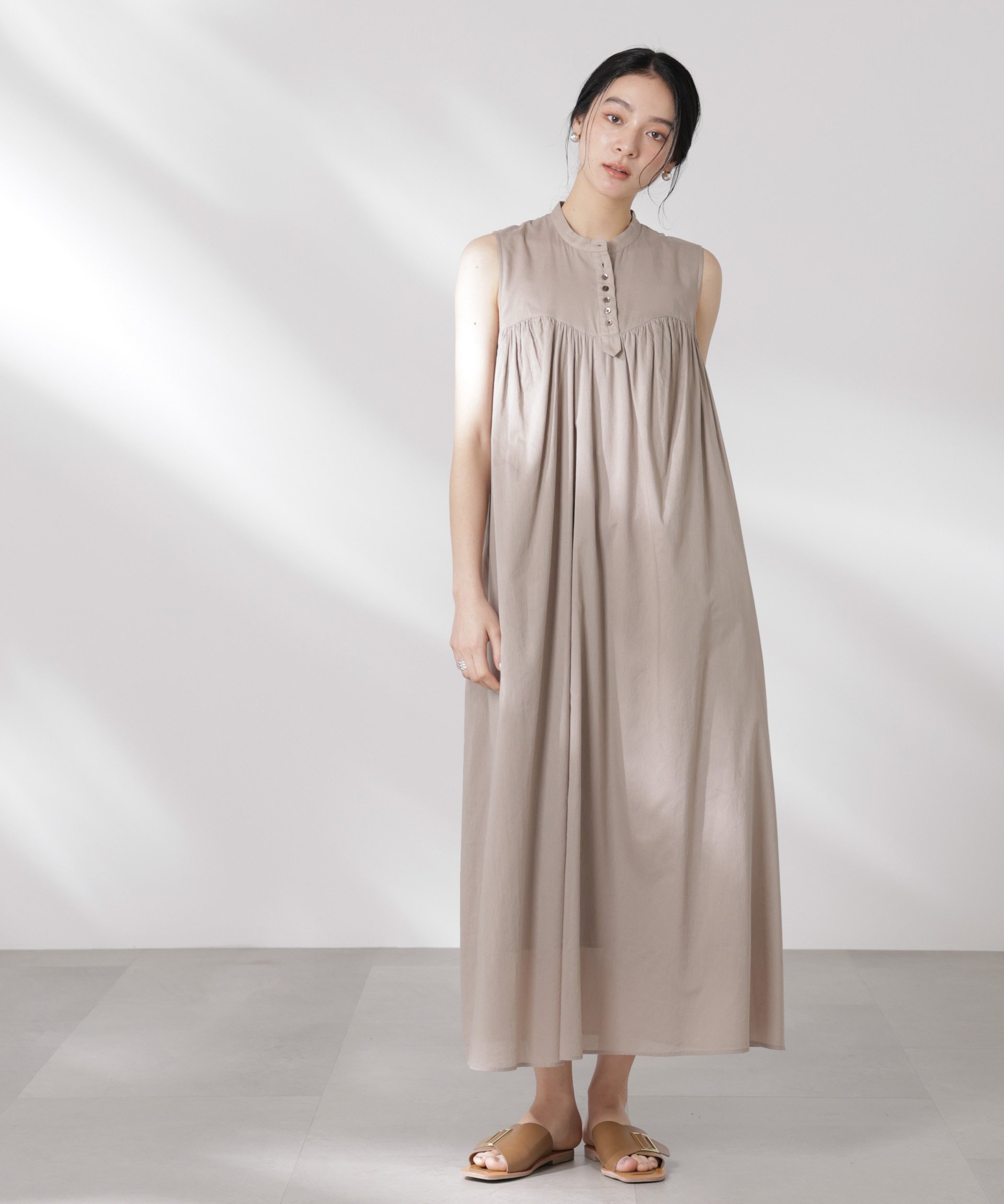 【ナノ ユニバース/nano universe】のmade in india コットンノースリーブワンピース インテリア・キッズ・メンズ・レディースファッション・服の通販 founy(ファニー) 　ファッション　Fashion　レディースファッション　WOMEN　ワンピース　Dress　アクセサリー　Accessories　インド　India　ウォッシャブル　Washable　ギャザー　Gather　ジャケット　Jacket　スタンド　Stand　ネップ　Nep Yarn　ノースリーブ　No Sleeve　パープル　Purple　フロント　Front　プリント　Print　ベーシック　Basic　リラックス　Relax　ロング　Long　おすすめ　Recommend　夏　Summer　エレガント 上品　Elegant　2025年　2025　2025春夏・S/S　Ss,Spring/Summer,2025　グレージュ3|ID: prp329100004513814 ipo3291000000031890774