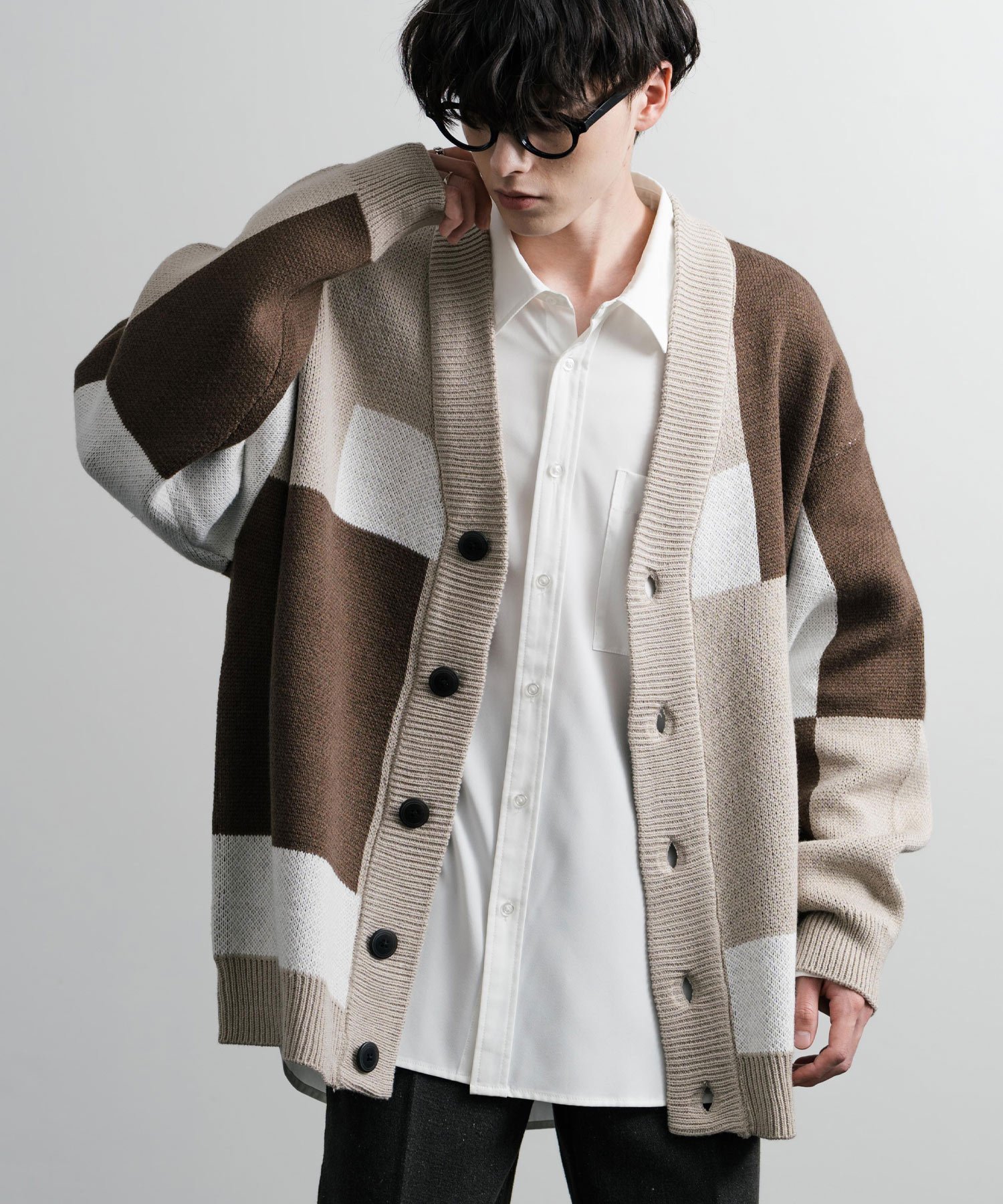 【ロッキーモンロー/Rocky Monroe】のオーバーサイズ 総柄Vネックニットカーディガン インテリア・キッズ・メンズ・レディースファッション・服の通販 founy(ファニー) 　ファッション　Fashion　レディースファッション　WOMEN　トップス・カットソー　Tops/Tshirt　ニット　Knit Tops　カーディガン　Cardigans　Vネック　V-Neck　おすすめ　Recommend　チェック　Check　ブロッキング　Blocking　リラックス　Relax　C-3.グレージュ|ID: prp329100004515942 ipo3291000000031998379