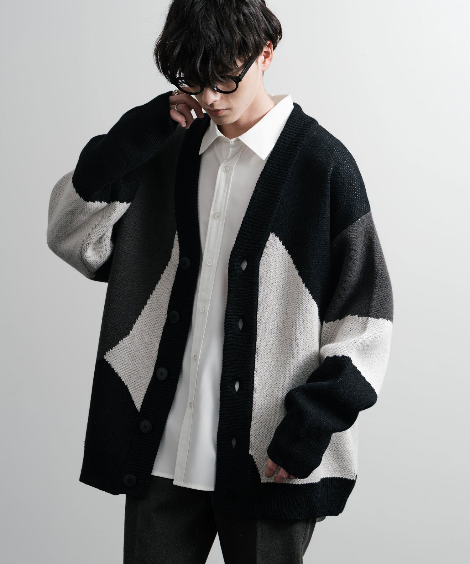 【ロッキーモンロー/Rocky Monroe】のオーバーサイズ 総柄Vネックニットカーディガン インテリア・キッズ・メンズ・レディースファッション・服の通販 founy(ファニー) 　ファッション　Fashion　レディースファッション　WOMEN　トップス・カットソー　Tops/Tshirt　ニット　Knit Tops　カーディガン　Cardigans　Vネック　V-Neck　おすすめ　Recommend　チェック　Check　ブロッキング　Blocking　リラックス　Relax　D-2.ブラック|ID: prp329100004515942 ipo3291000000031998381