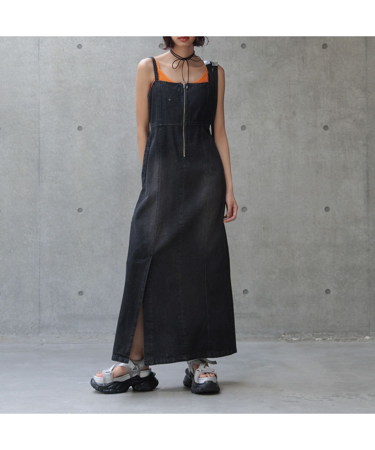 【ページボーイ/PAGEBOY】のライトデニムキャミワンピース インテリア・キッズ・メンズ・レディースファッション・服の通販 founy(ファニー) 　ファッション　Fashion　レディースファッション　WOMEN　ワンピース　Dress　キャミワンピース　No Sleeve Dresses　インナー　Inner　ヴィンテージ　Vintage　ジャケット　Jacket　スリット　Slit　デニム　Denim　トレンド　Trend　フェミニン　Feminine　ペンシル　Pencil　ロング　Long　おすすめ　Recommend　ブラックウォッシュ|ID: prp329100004516601 ipo3291000000031918412