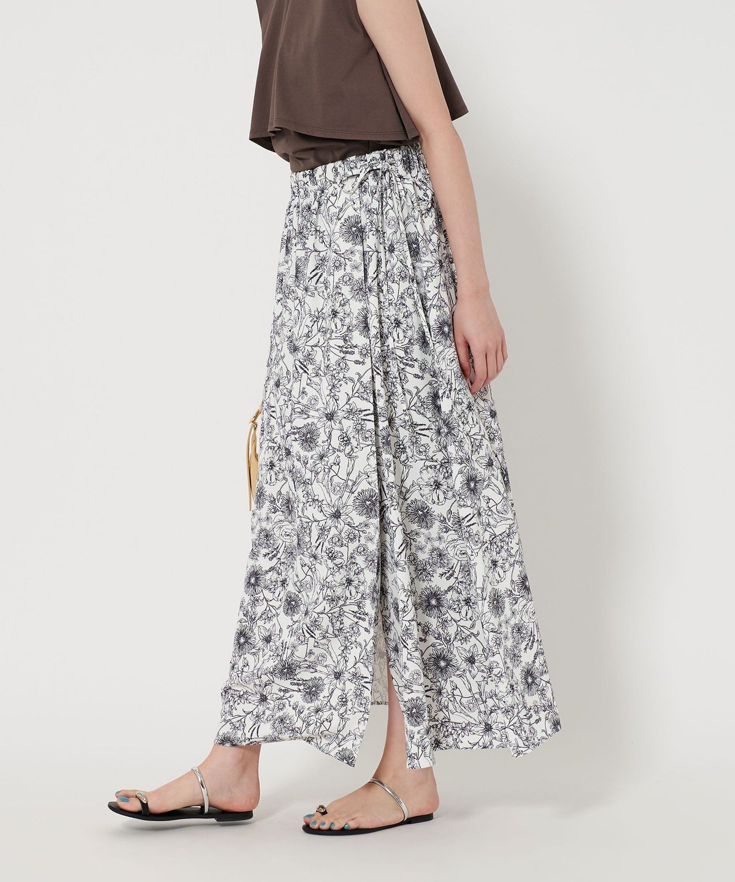 【ビューティ&ユース ユナイテッドアローズ/BEAUTY&YOUTH / UNITED ARROWS】の【WEB限定/日比谷花壇コラボアイテム】フラワープリント ギャザーマキシスカート -ウォッシャブル- インテリア・キッズ・メンズ・レディースファッション・服の通販 founy(ファニー) 　ファッション　Fashion　レディースファッション　WOMEN　スカート　Skirt　ウォッシャブル　Washable　カットソー　Cut And Sew　グラフィック　Graphic　サマー　Summer　シンプル　Simple　ジョーゼット　Georgette　スリット　Slit　タンク　Tank　ドレープ　Drape　フラワー　Flower　フロント　Front　プリント　Print　ベーシック　Basic　ラップ　Wrap　リボン　Ribbon　おすすめ　Recommend　夏　Summer　OFF WHITE|ID: prp329100004518156 ipo3291000000031936536