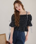 【ナイスクラップ/NICE CLAUP】の花柄オフショルシャーリングリボンブラウス ブラック系その他|ID: prp329100004518562 ipo3291000000031989931