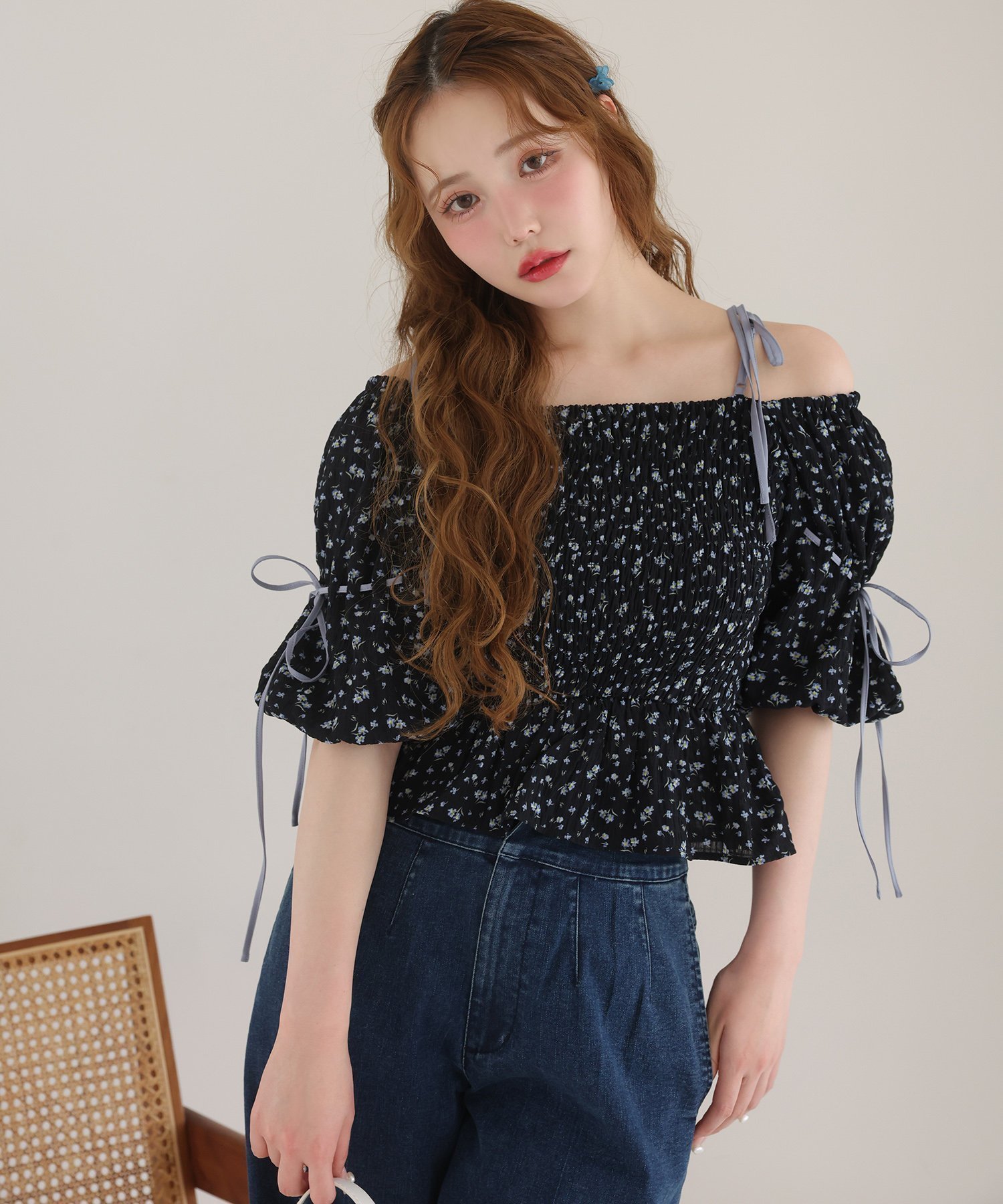 【ナイスクラップ/NICE CLAUP】の花柄オフショルシャーリングリボンブラウス インテリア・キッズ・メンズ・レディースファッション・服の通販 founy(ファニー) 　ファッション　Fashion　レディースファッション　WOMEN　トップス・カットソー　Tops/Tshirt　シャツ/ブラウス　Shirts/Blouses　花柄・フラワープリント・モチーフ　Flower Patterns　2025年　2025　2025春夏・S/S　Ss,Spring/Summer,2025　おすすめ　Recommend　オフショル　Off Shoulder　シャーリング　Shirring　ショート　Short　ダウン　Down　デニム　Denim　トレンド　Trend　ボトム　Bottom　夏　Summer　ブラック系その他|ID: prp329100004518562 ipo3291000000031989931