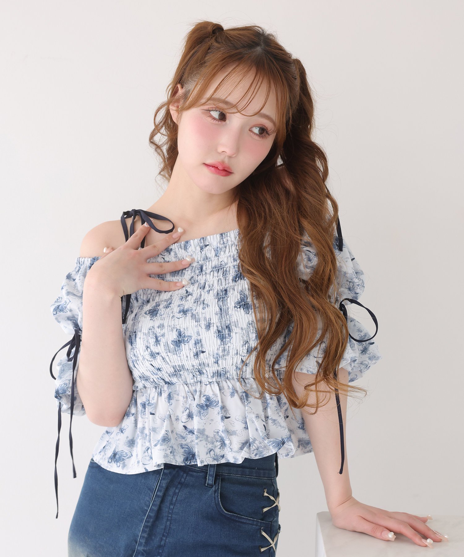 【ナイスクラップ/NICE CLAUP】の花柄オフショルシャーリングリボンブラウス インテリア・キッズ・メンズ・レディースファッション・服の通販 founy(ファニー) 　ファッション　Fashion　レディースファッション　WOMEN　トップス・カットソー　Tops/Tshirt　シャツ/ブラウス　Shirts/Blouses　花柄・フラワープリント・モチーフ　Flower Patterns　2025年　2025　2025春夏・S/S　Ss,Spring/Summer,2025　おすすめ　Recommend　オフショル　Off Shoulder　シャーリング　Shirring　ショート　Short　ダウン　Down　デニム　Denim　トレンド　Trend　ボトム　Bottom　夏　Summer　ブルー系その他|ID: prp329100004518562 ipo3291000000031989932
