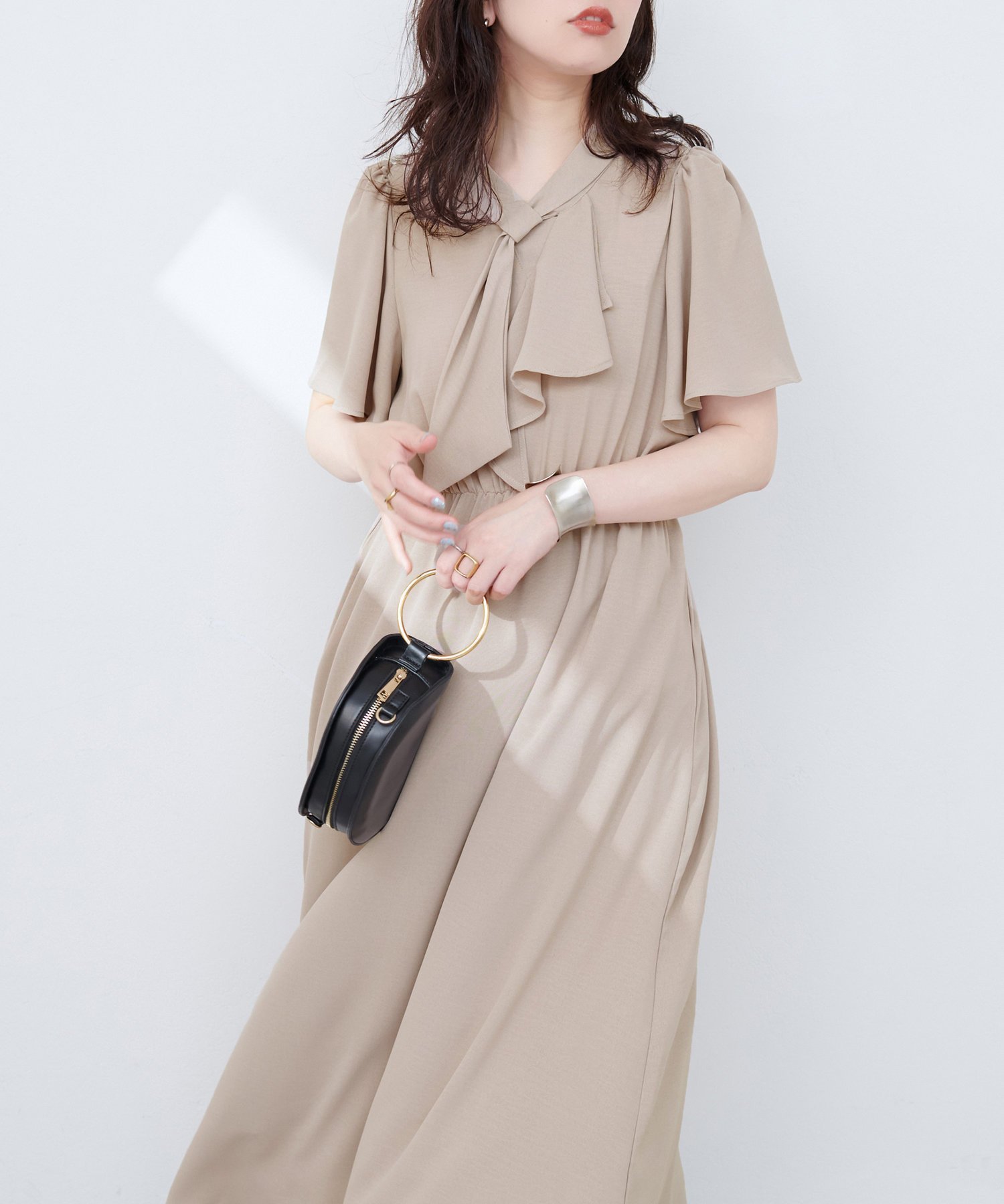 【ナチュラルクチュール/natural couture】の【WEB限定】ボウタイアシメラッフルワンピース インテリア・キッズ・メンズ・レディースファッション・服の通販 founy(ファニー) 　ファッション　Fashion　レディースファッション　WOMEN　ワンピース　Dress　2025年　2025　2025春夏・S/S　Ss,Spring/Summer,2025　エアリー　Airy　カーディガン　Cardigan　ジャケット　Jacket　フリル　Frills　ポケット　Pocket　リラックス　Relax　エレガント 上品　Elegant　グレイッシュベージュ|ID: prp329100004518925 ipo3291000000031943783