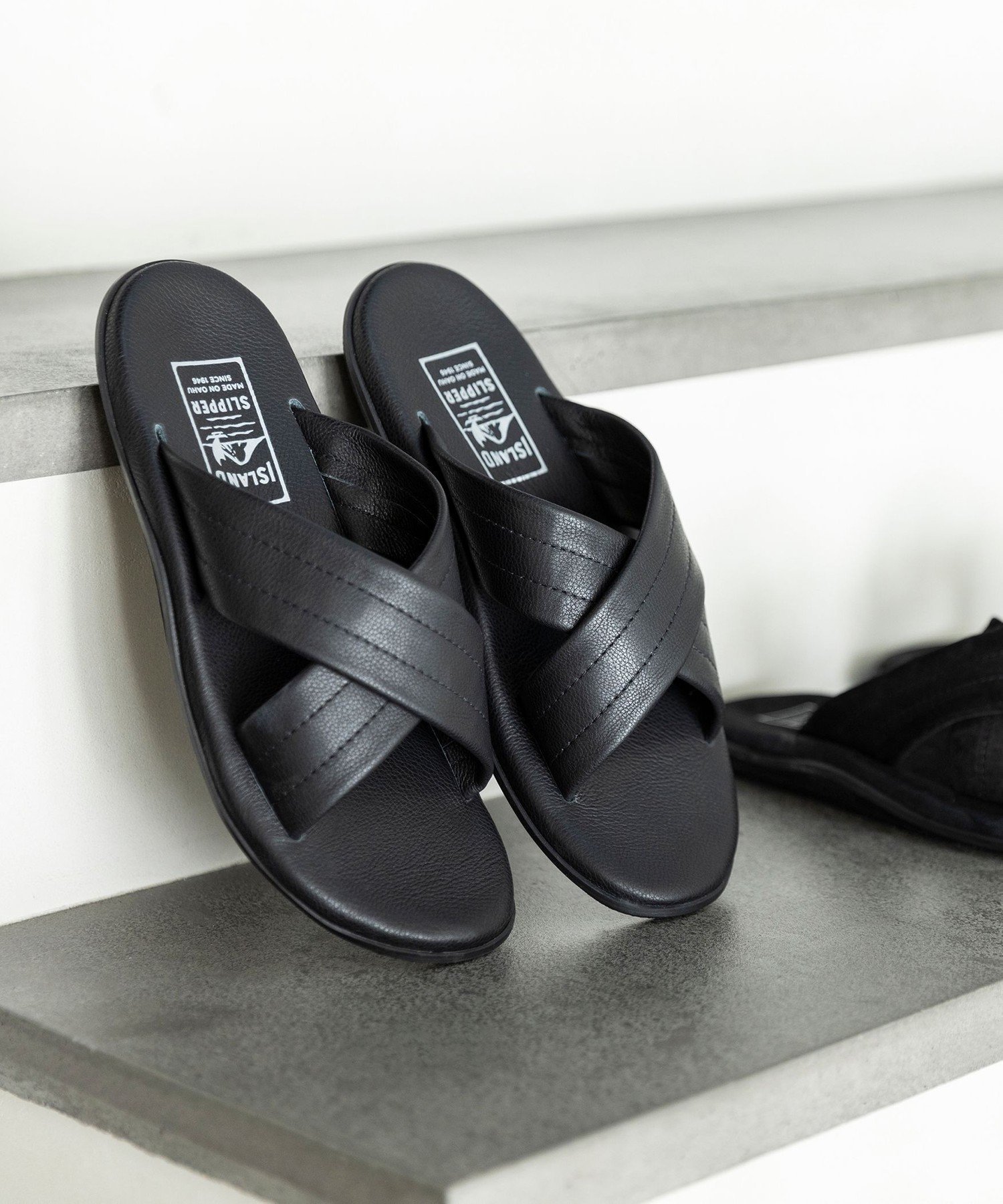 【シップス/SHIPS / MEN】の【SHIPS 別注】ISLANDSLIPPER クロス レザー サンダル インテリア・キッズ・メンズ・レディースファッション・服の通販 founy(ファニー) 　ファッション　Fashion　メンズファッション　MEN　インソール　Insole　クッション　Cushion　サンダル　Sandals　ショーツ　Shorts　シンプル　Simple　スペシャル　Special　セットアップ　Set Up　定番　Standard　フィット　Fit　別注　Special Order　リゾート　Resort　夏　Summer　エレガント 上品　Elegant　ブラック|ID: prp329100004519408 ipo3291000000031947813