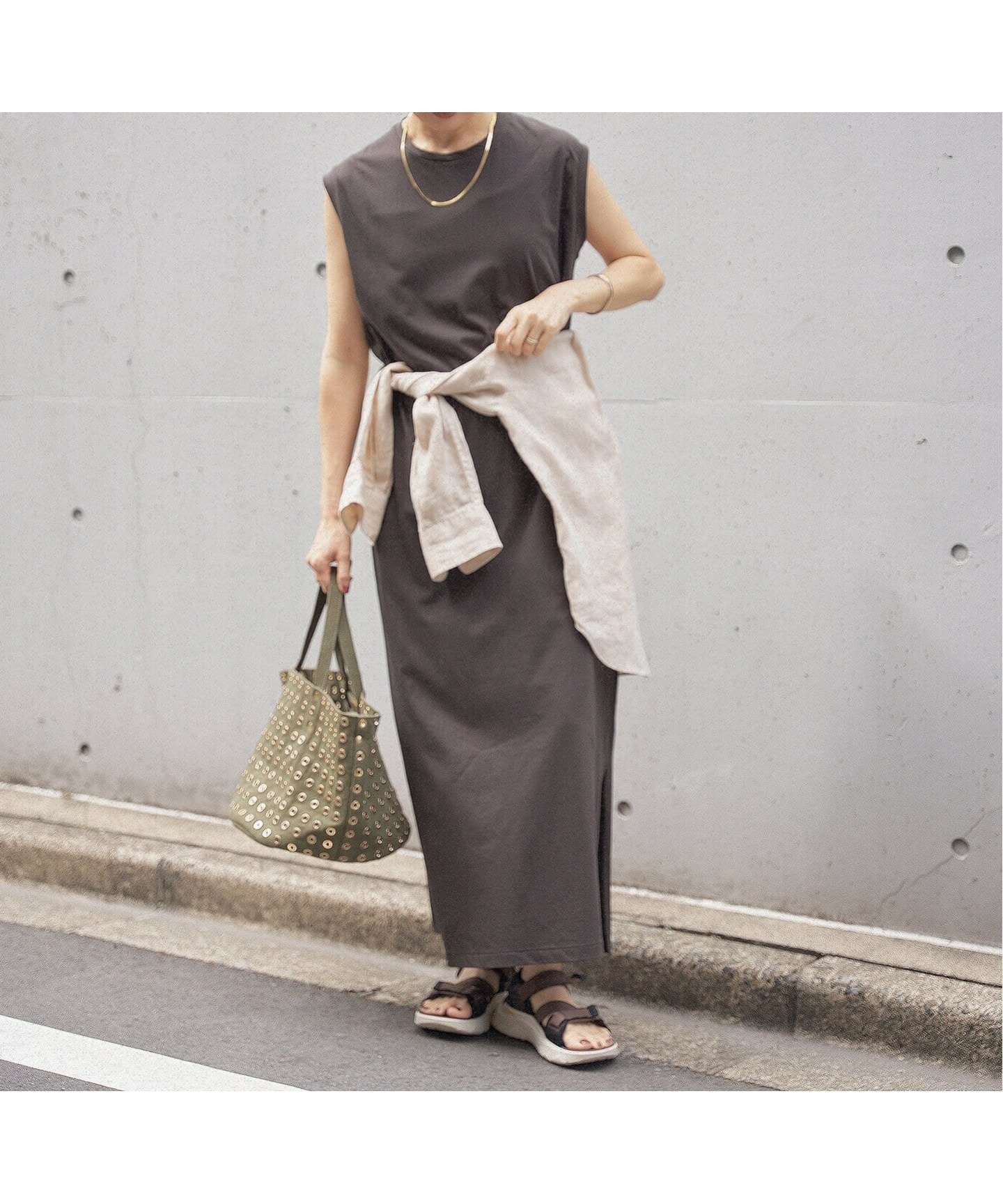 【イエナ/IENA】のハイゲージノースリーブワンピース インテリア・キッズ・メンズ・レディースファッション・服の通販 founy(ファニー) 　ファッション　Fashion　レディースファッション　WOMEN　ワンピース　Dress　2025年　2025　2025春夏・S/S　Ss,Spring/Summer,2025　おすすめ　Recommend　アンサンブル　Ensemble　カーディガン　Cardigan　ジャージー　Jersey　スリット　Slit　バランス　Balance　リラックス　Relax　エレガント 上品　Elegant　ブラウン|ID: prp329100004520451 ipo3291000000031963587