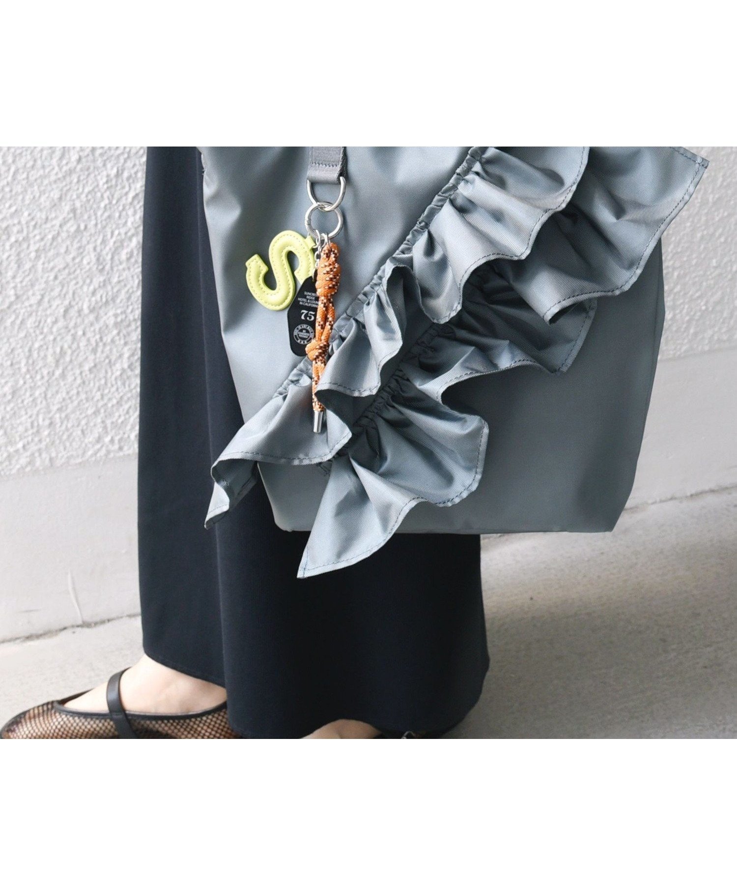 【シップス フォー ウィメン/SHIPS】の【WEB限定】チャーム 付き フリル トート 人気、トレンドファッション・服の通販 founy(ファニー) 　ファッション　Fashion　レディースファッション　WOMEN　バッグ　Bag　2025年　2025　2025春夏・S/S　Ss,Spring/Summer,2025　ショルダー　Shoulder　チャーム　Charm　トレンド　Trend　フリル　Frills　ポケット　Pocket　リップ　Lip　巾着　Purse　 other-1|ID: prp329100004522588 ipo3291000000031991000