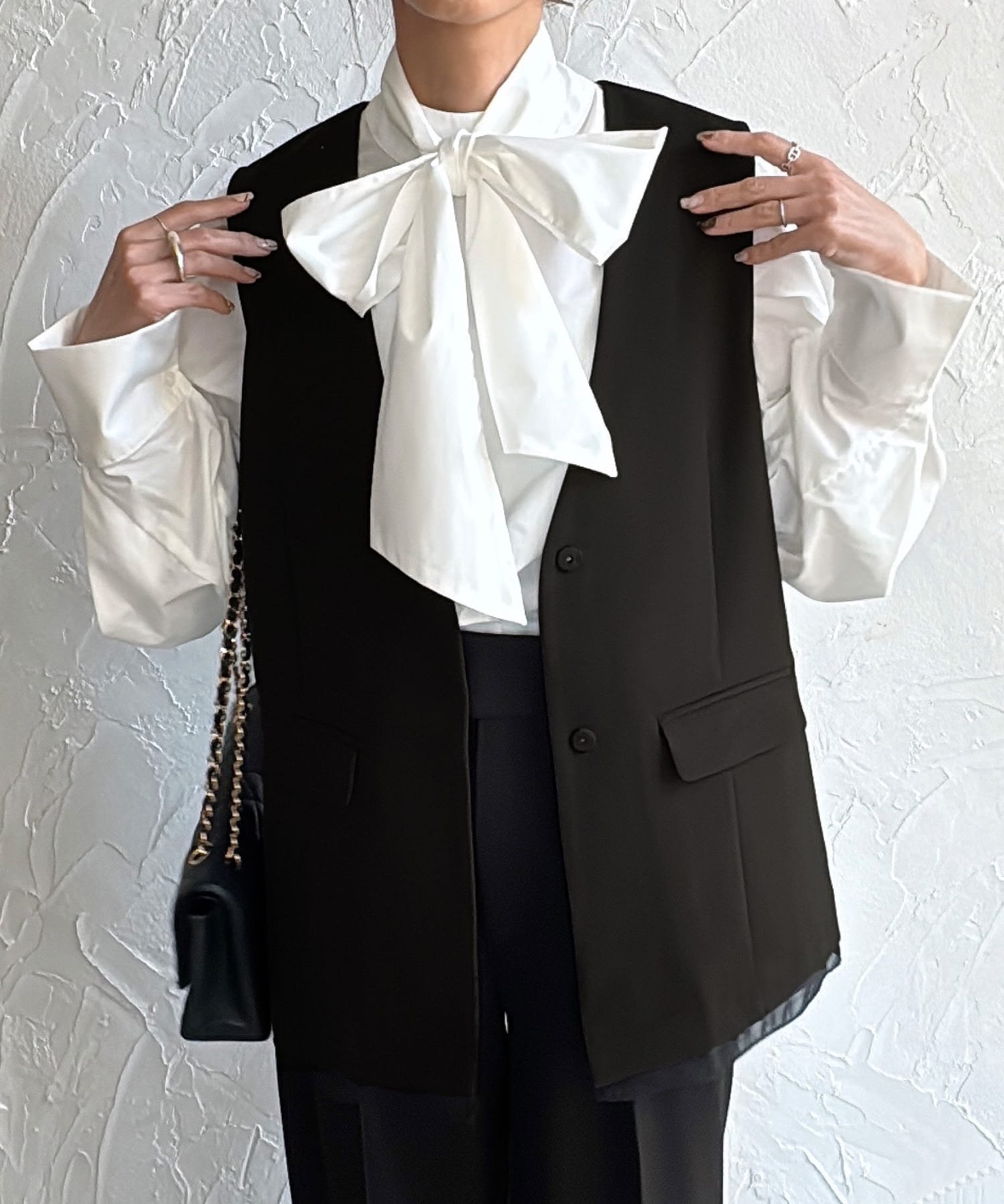 【ジュノア/JUNOAH】の裾シアーレイヤードVネックベスト インテリア・キッズ・メンズ・レディースファッション・服の通販 founy(ファニー) 　ファッション　Fashion　レディースファッション　WOMEN　アウター　Coat Outerwear　トップス・カットソー　Tops/Tshirt　ベスト/ジレ　Gilets/Vests　Vネック　V-Neck　ベスト　Vest　ブラック|ID: prp329100004522607 ipo3291000000031991187
