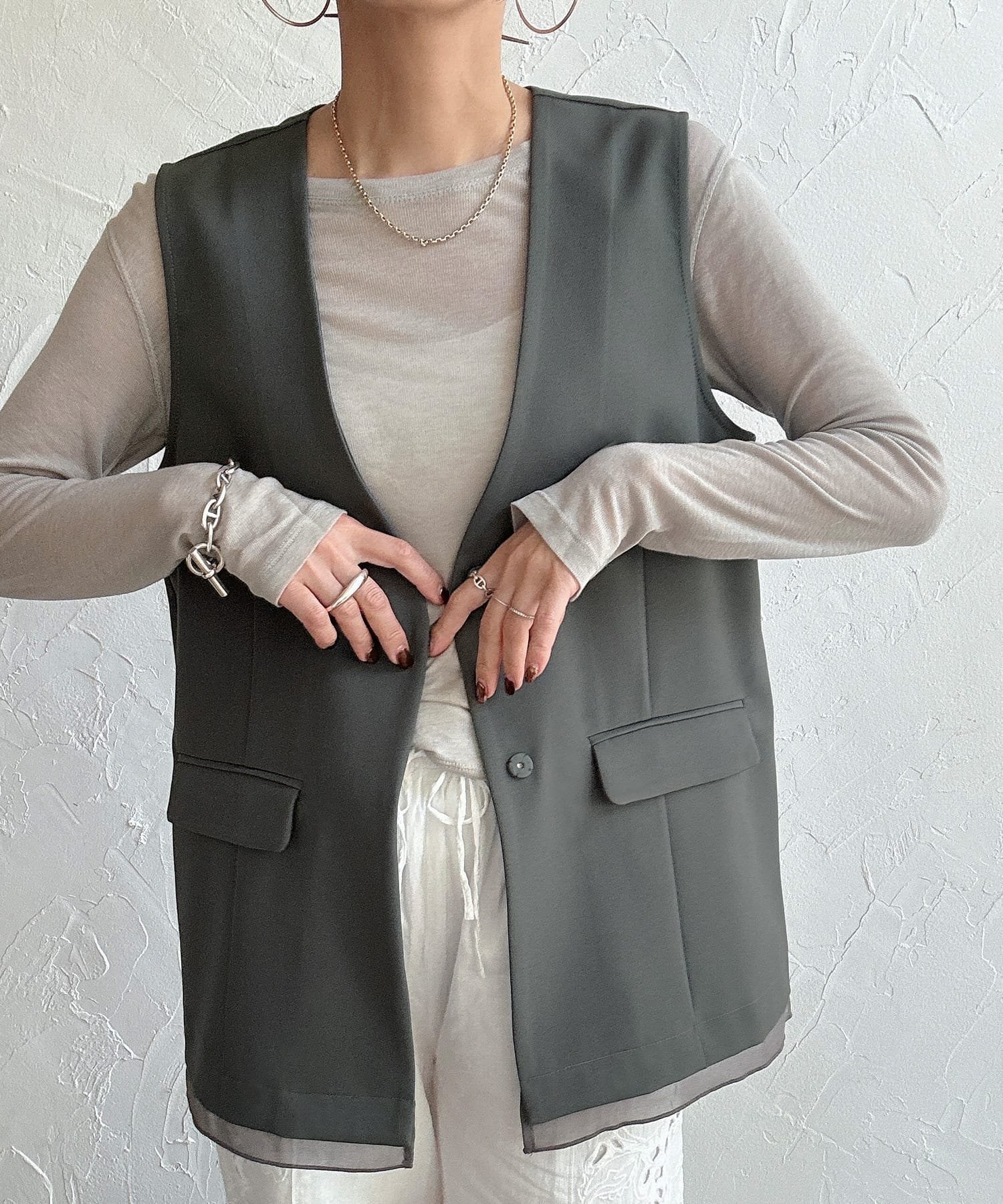【ジュノア/JUNOAH】の裾シアーレイヤードVネックベスト インテリア・キッズ・メンズ・レディースファッション・服の通販 founy(ファニー) 　ファッション　Fashion　レディースファッション　WOMEN　アウター　Coat Outerwear　トップス・カットソー　Tops/Tshirt　ベスト/ジレ　Gilets/Vests　Vネック　V-Neck　ベスト　Vest　チャコールグレー|ID: prp329100004522607 ipo3291000000031991189